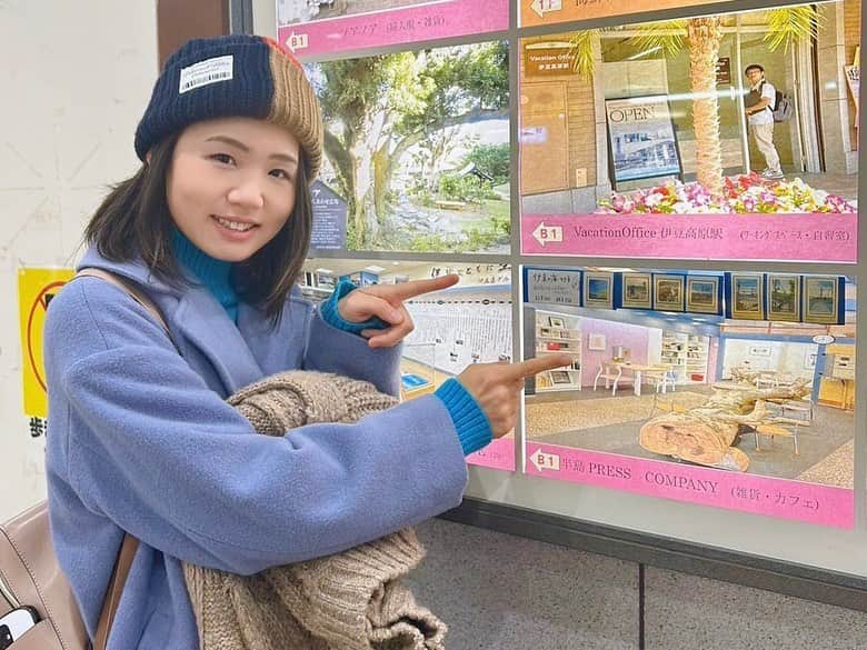 のインスタグラム：「伊豆高原駅で「伊東の海切手」を宣伝していただいてました！現在、半島PRESS COMPANY @hanto_press_company で、風景画ポストカードと共に販売中です。自分の商品がお店の棚に並んでるって感動ですね。。。  切手は年内限定で藤森愛オンラインショップでもゲットできます。ぜひお見逃しなく。  2024年の卓上カレンダーも好評発売中です！1から全部自分で作ってるので結構大変なのですが、来年も皆さんと共に過ごしてもらえるんだなあと思うと、その大変さが愛おしいのであります。原画はあと数枚ありますよ〜。  #伊東市 #伊東の暮らし #伊東のいいとこ #わたしといとうと #伊豆 #伊豆高原 #切手  #ito #izu #japanview」