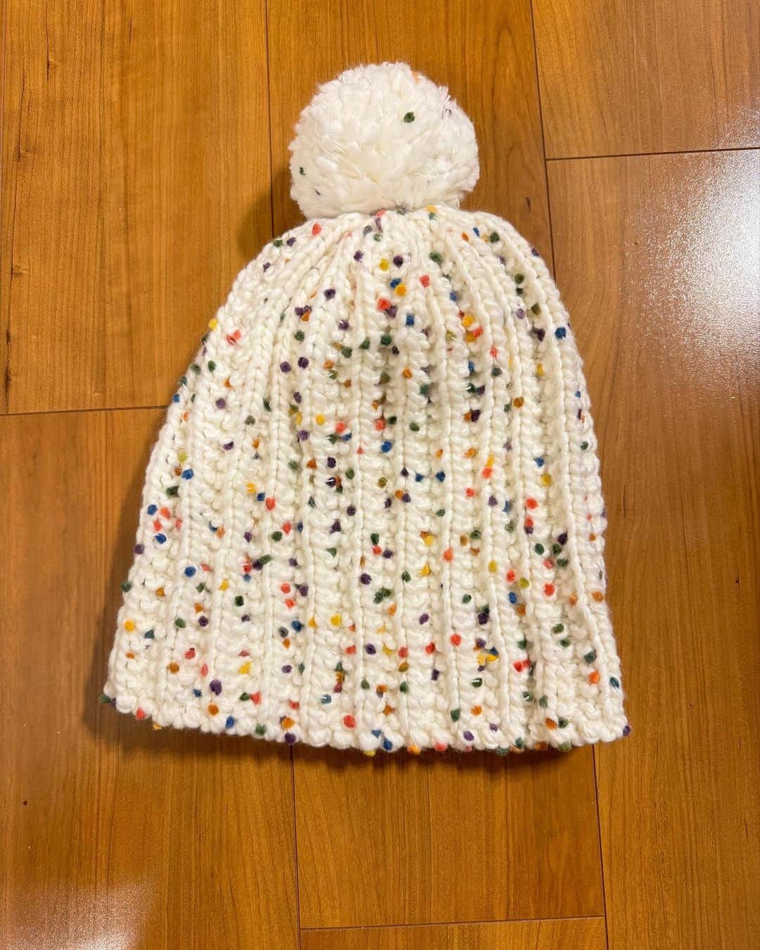 ロンモンロウさんのインスタグラム写真 - (ロンモンロウInstagram)「母が手編みで作ってくれた毛糸の帽子 が東京の家に届きました  とても好き！₍˄·͈༝·͈˄*₎◞ ̑̑  全部可愛いです！！！！！！」11月30日 19時25分 - ronmonroe_official