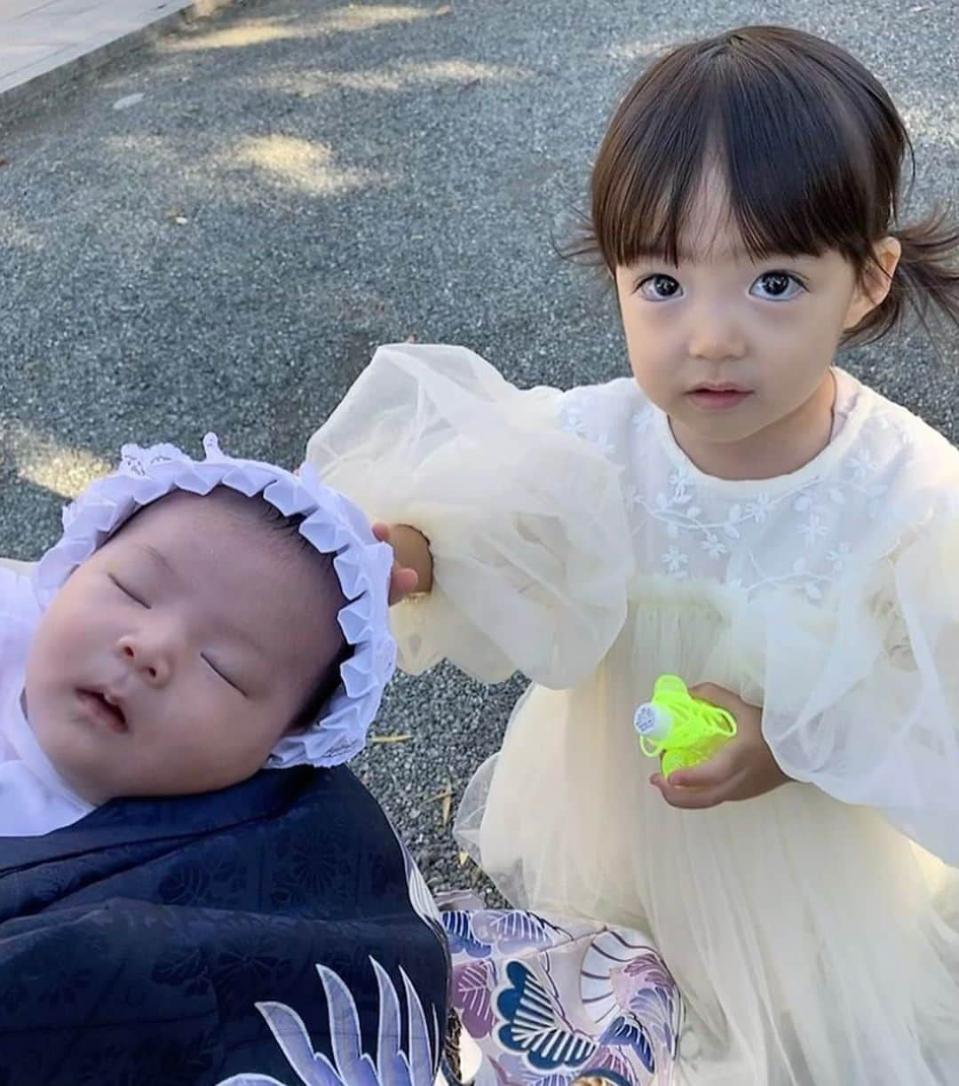 亜実さんのインスタグラム写真 - (亜実Instagram)「👼💓👼💓👼💓  🇯🇵可愛い可愛い2人の天使😍ことちゃんはすでにふうちゃんのことが大好きで、毎日愛おしそうに超至近距離でふうちゃんの顔を眺めてる😂😂😂 🇹🇼超級無敵可愛的2個小天使😍琴醬已經超喜歡楓醬，每天都很疼愛他，常常會近距離看他的臉😂😂😂  #お宮参り #伊勢原大神宮 #年子育児 #年子ママ #女の子ママ #男の子ママ #女の子ベビー #男の子ベビー」11月30日 19時25分 - amimi_taiwan