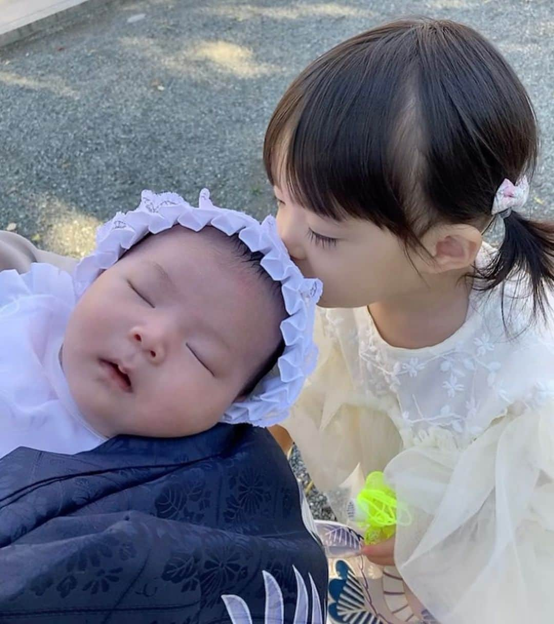 亜実のインスタグラム：「👼💓👼💓👼💓  🇯🇵可愛い可愛い2人の天使😍ことちゃんはすでにふうちゃんのことが大好きで、毎日愛おしそうに超至近距離でふうちゃんの顔を眺めてる😂😂😂 🇹🇼超級無敵可愛的2個小天使😍琴醬已經超喜歡楓醬，每天都很疼愛他，常常會近距離看他的臉😂😂😂  #お宮参り #伊勢原大神宮 #年子育児 #年子ママ #女の子ママ #男の子ママ #女の子ベビー #男の子ベビー」