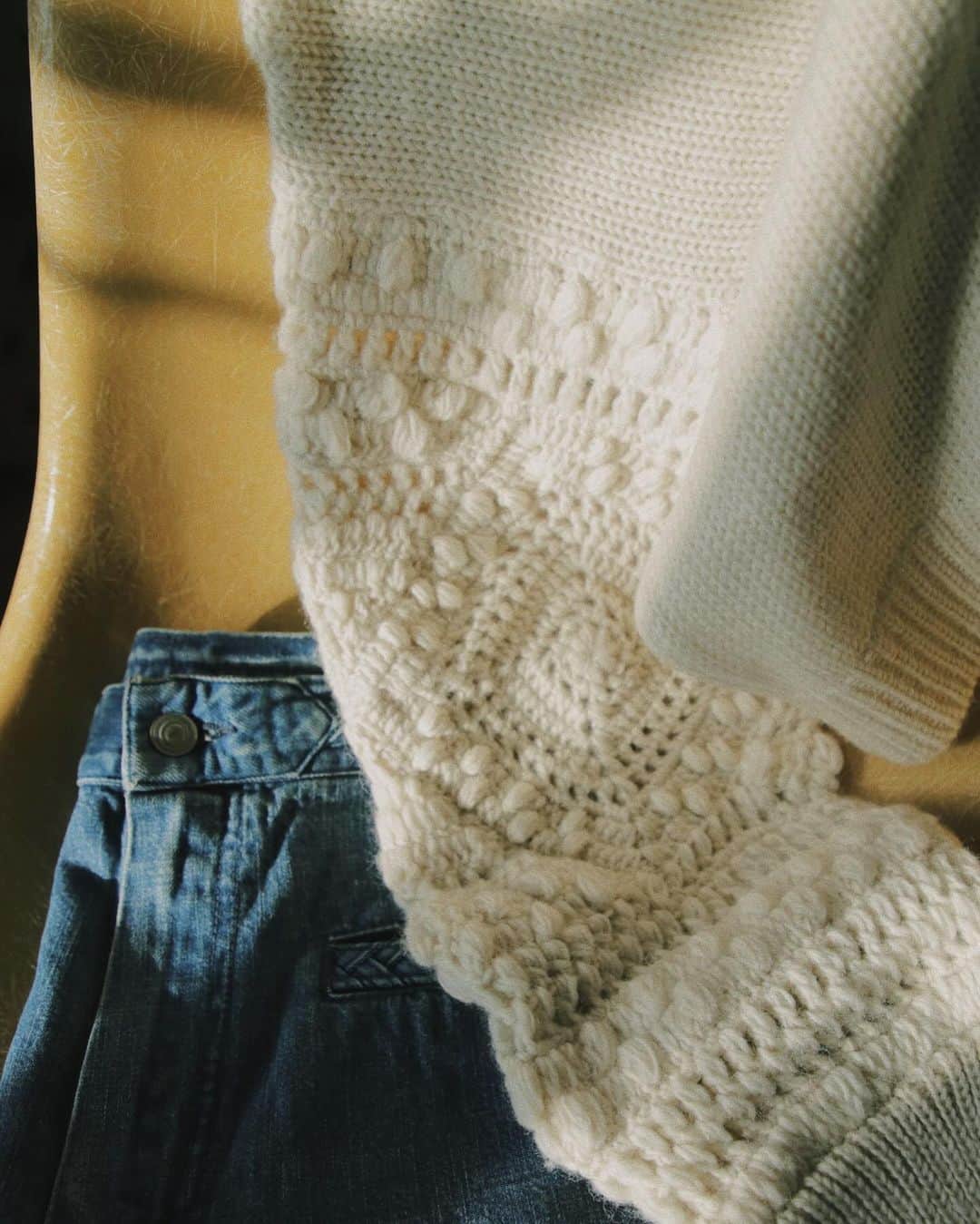 池田泉さんのインスタグラム写真 - (池田泉Instagram)「knit!knit!knit! ⁡ 最近の色々。 太めなパンツやハイウエストなパンツにインしてもしなくても無駄無く着れる、このコンパクトさが私的に最高です。 袖は手編みの鍵編み、他の部分は横編み機を使い つなぎあわせた全てハンドメイド。 拘っただけあり今年のニットラインで一番ご予約をいただいた人気者でした。これには親目線で嬉しい🫶  ＿＿  Handcrochet sweater（ivory,red） 11/30 20:00-online store release.」11月30日 19時26分 - xxizumi123xx
