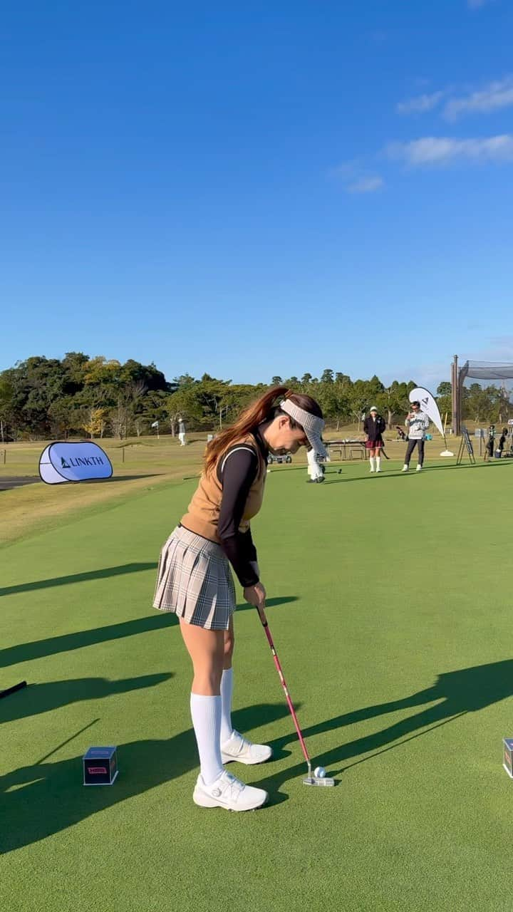 とくさきのインスタグラム：「なかなか珍しいパターの動画✨ しかも超ロングパット⛳️ 入ったらパターをゲットできるということでかなり集中したけど、、、、🤔 ウェアは大好きな @chucuch_official でした💕 .  #ゴルフ#ゴルフ女子#golf#golfgirl#golfswing#ゴルフスイング#sports#スポーツ#スポーツ女子#골프#골프여자#尔夫球#高尔夫#ゴルフウェア#golfwear」