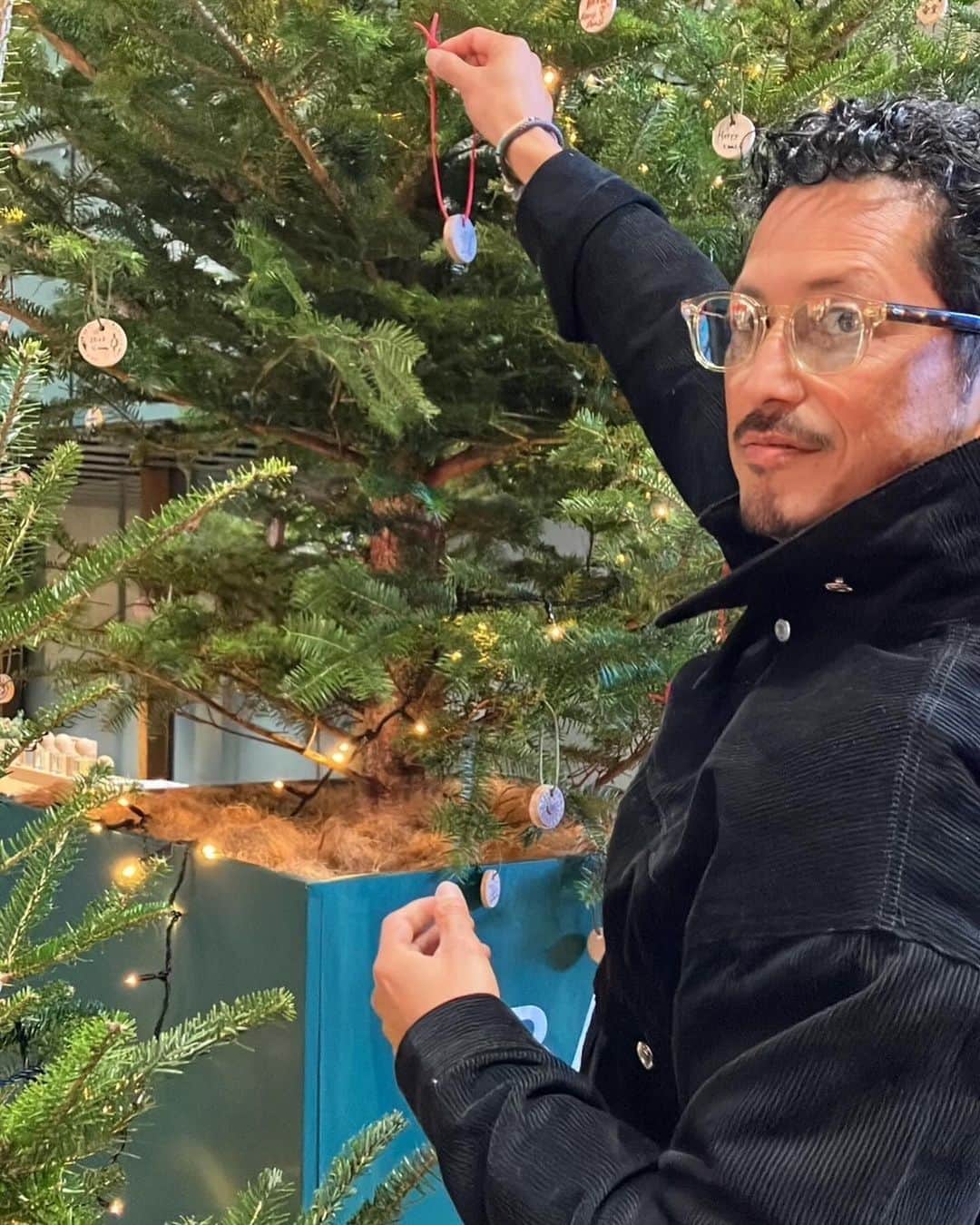 池内博之さんのインスタグラム写真 - (池内博之Instagram)「「樹木との共生」をテーマに掲げるスキン＆マインドブランド「BAUM」がPOP UPを12月1日から3日まで原宿でやっております。本日一足お先にPOP UP ストアにお邪魔しました。 カリモクの端材を使用したプロダクトデザイン。男女問わずギフトとしても喜ばれそう。 香りも強すぎず、ナチュラルで好みでした。 ホリデーシーズン限定の香りや、セットがおすすめですね。  ■ポップアップストア BAUM THE WINTER FOREST 樹木の恵みの、クリスマスマーケット  期間：2023年12月1日（金）～12月3日（日）  時間：11時～20時  場所：with HARAJUKU B1F 東京都渋谷区神宮前一丁目14番30号  #BAUMHOLIDAY2023 #森林浴美容 #baum_beauty #PR」11月30日 19時29分 - hiroyuki.ikeuchi