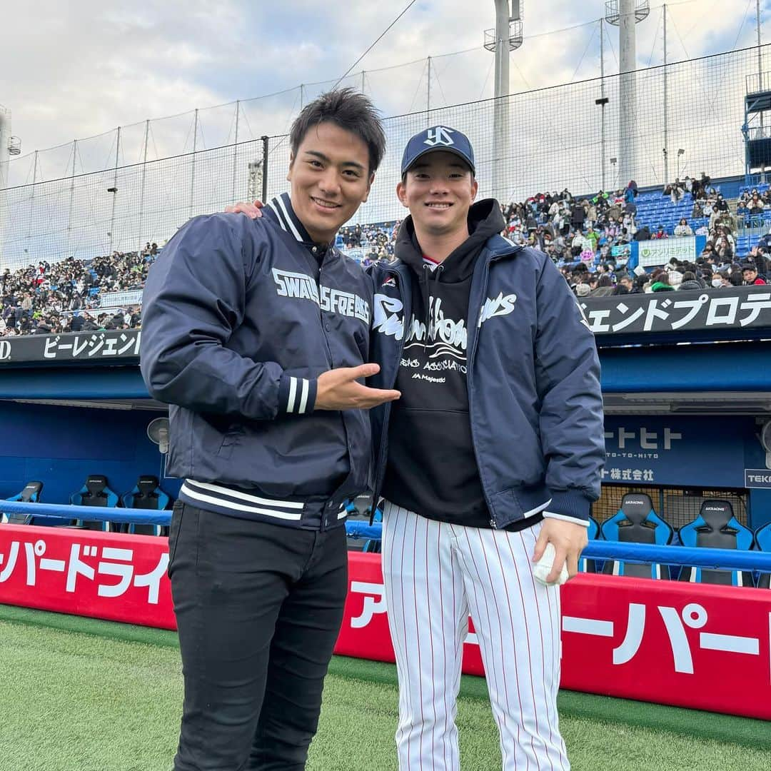 山本賢太のインスタグラム：「去年に続き今年もヤクルトスワローズファン感謝デーの司会進行をつとめました！ 楽しい1日でした。  #ヤクルトスワローズ #高校大学同じ野球部の木澤投手 #人気っぷりが凄かったです」