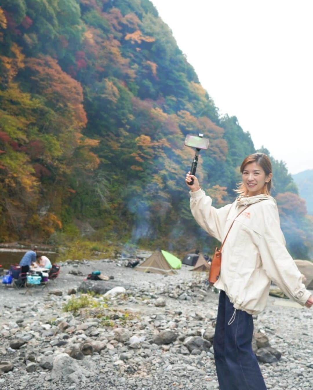 巴山萌菜さんのインスタグラム写真 - (巴山萌菜Instagram)「自然に触れるって気づかないうちにリフレッシュしてるから身体にいいよねぇ𖡼.𖤣𖥧𖡼.𖤣𖥧  川の音、緑や紅葉、マイナスイオン、土、石✨️  意識して石を触るなんてあんまりないよね。笑 小さい頃は石集めるのが好きで、いつも手に持ってたなぁ☺️  いつだか、手を真っ黒にして積石したときの！集中しちゃってなんと11個積み上げてきた🙌  Q)自然に行くなら海？山？川？空？笑  #積石  #積石アート #奥多摩 #キャンプ #川 #焚き火」11月30日 19時31分 - mona_tomoyama