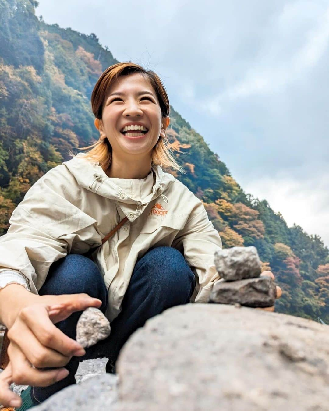 巴山萌菜さんのインスタグラム写真 - (巴山萌菜Instagram)「自然に触れるって気づかないうちにリフレッシュしてるから身体にいいよねぇ𖡼.𖤣𖥧𖡼.𖤣𖥧  川の音、緑や紅葉、マイナスイオン、土、石✨️  意識して石を触るなんてあんまりないよね。笑 小さい頃は石集めるのが好きで、いつも手に持ってたなぁ☺️  いつだか、手を真っ黒にして積石したときの！集中しちゃってなんと11個積み上げてきた🙌  Q)自然に行くなら海？山？川？空？笑  #積石  #積石アート #奥多摩 #キャンプ #川 #焚き火」11月30日 19時31分 - mona_tomoyama