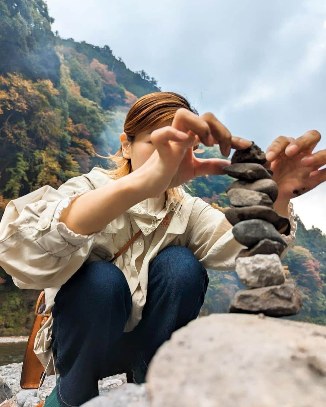 巴山萌菜さんのインスタグラム写真 - (巴山萌菜Instagram)「自然に触れるって気づかないうちにリフレッシュしてるから身体にいいよねぇ𖡼.𖤣𖥧𖡼.𖤣𖥧  川の音、緑や紅葉、マイナスイオン、土、石✨️  意識して石を触るなんてあんまりないよね。笑 小さい頃は石集めるのが好きで、いつも手に持ってたなぁ☺️  いつだか、手を真っ黒にして積石したときの！集中しちゃってなんと11個積み上げてきた🙌  Q)自然に行くなら海？山？川？空？笑  #積石  #積石アート #奥多摩 #キャンプ #川 #焚き火」11月30日 19時31分 - mona_tomoyama