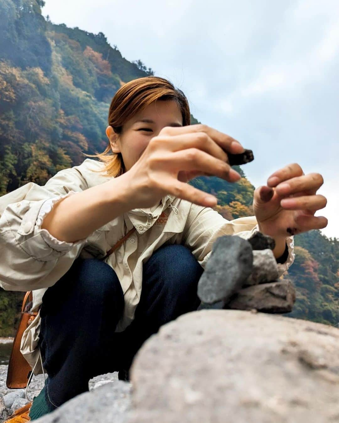 巴山萌菜さんのインスタグラム写真 - (巴山萌菜Instagram)「自然に触れるって気づかないうちにリフレッシュしてるから身体にいいよねぇ𖡼.𖤣𖥧𖡼.𖤣𖥧  川の音、緑や紅葉、マイナスイオン、土、石✨️  意識して石を触るなんてあんまりないよね。笑 小さい頃は石集めるのが好きで、いつも手に持ってたなぁ☺️  いつだか、手を真っ黒にして積石したときの！集中しちゃってなんと11個積み上げてきた🙌  Q)自然に行くなら海？山？川？空？笑  #積石  #積石アート #奥多摩 #キャンプ #川 #焚き火」11月30日 19時31分 - mona_tomoyama