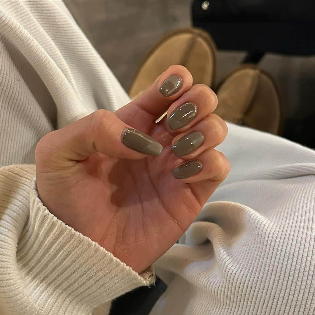 ちゃぴさんのインスタグラム：「NEW NAIL🤎  細めのスクエアの形で ワンカラーのベタ塗りやとちょっと普通やな〜ということで @l8_nail ちゃんの提案で部分でマット入れてもらいました🤎 そんなん思いつく！？素晴らしいセンス✨  いつもありがとうございます😊」