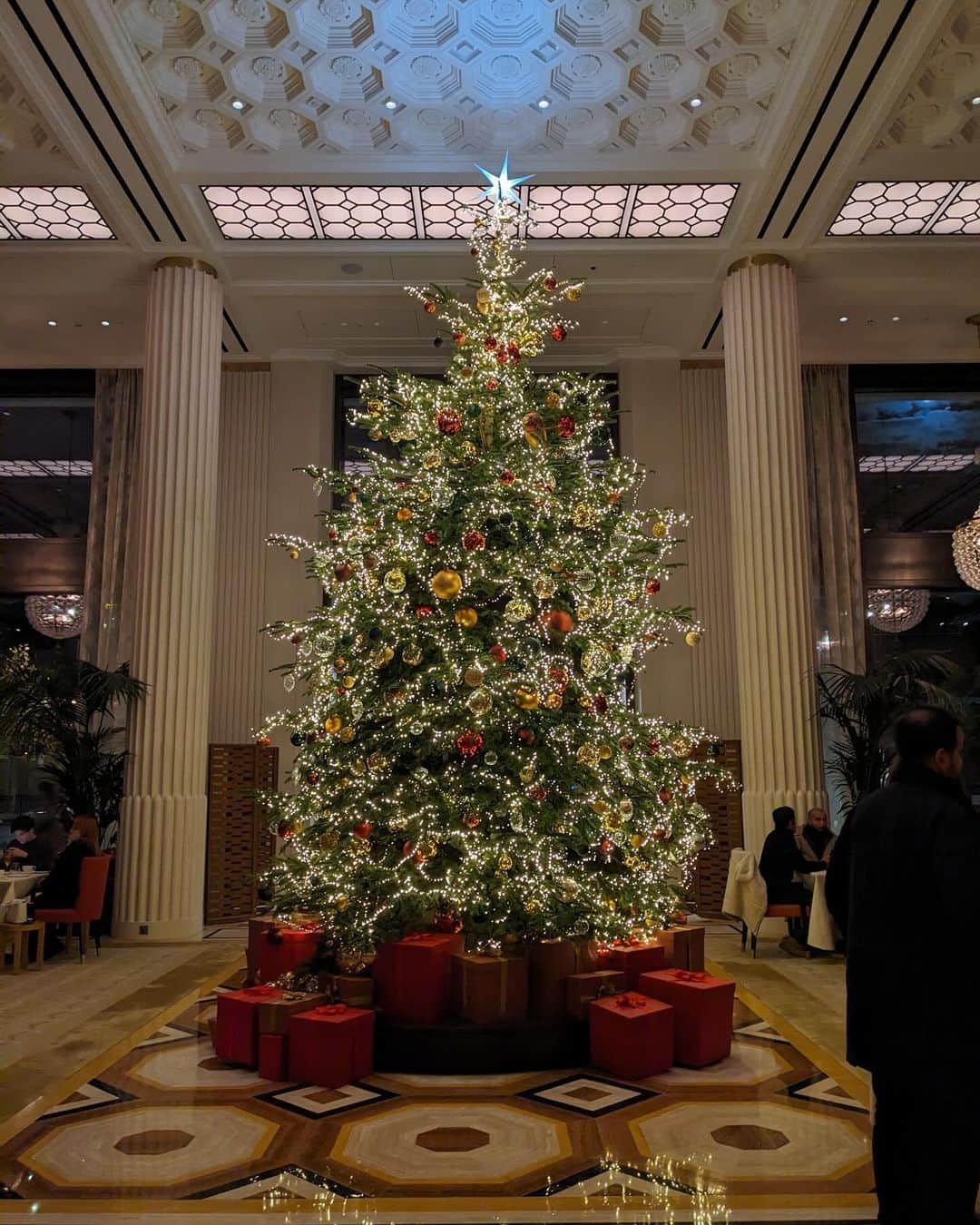 渡邉香織さんのインスタグラム写真 - (渡邉香織Instagram)「Thank you @thepeninsulalondonhotel for having me🎄🍾  最終課題も提出し終わってめちゃ嬉しい👐🏻」11月30日 19時31分 - foxco_kaori