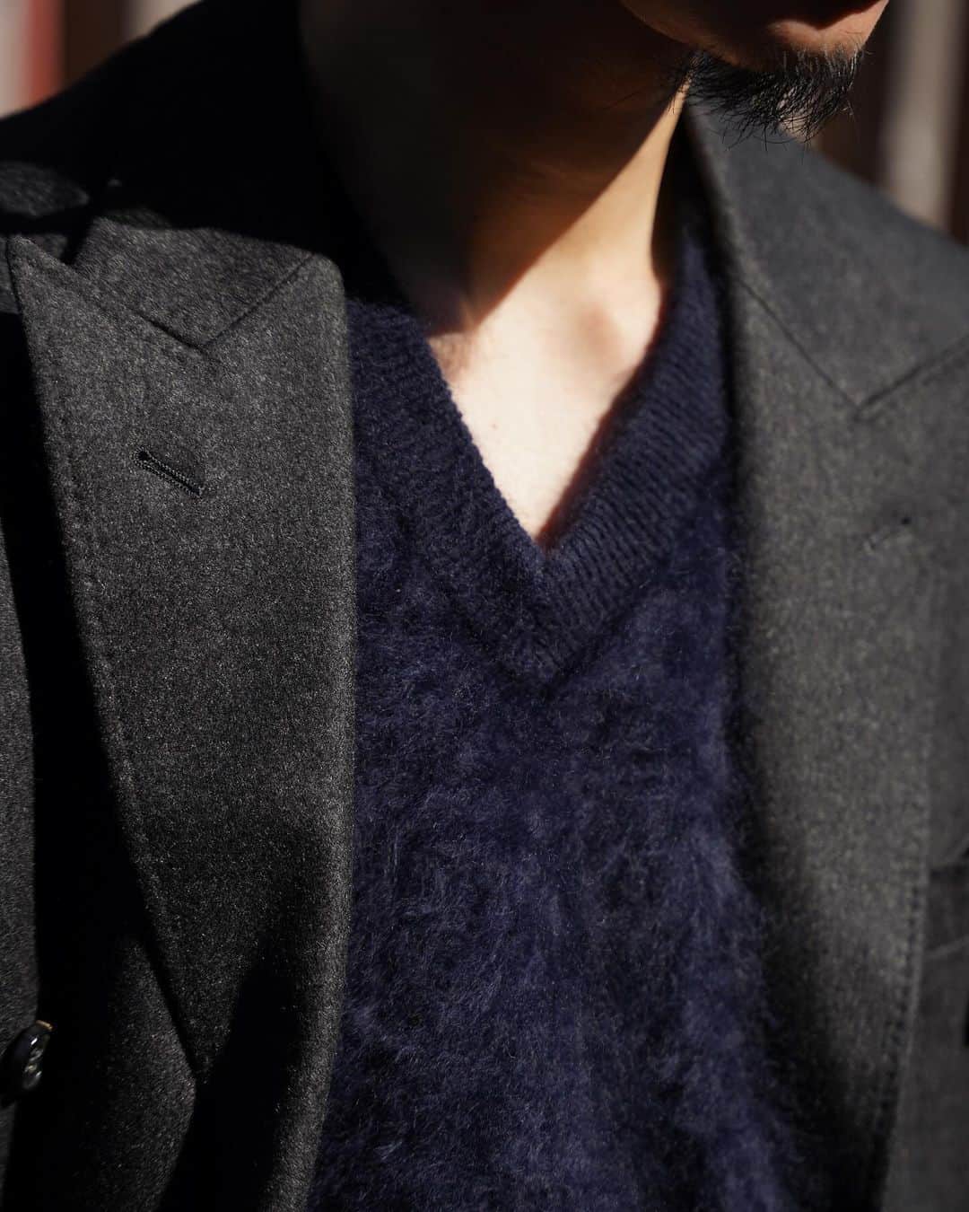 1LDKのインスタグラム：「2023年12月2日(土)発売 ⁡ 〈 MAATEE & SONS for 1LDK®︎ 〉 ⁡ “CASHMERE SHAGGY V NECK SWEATER” COL: NAVY SIZE: 2 / 3 ¥70,400 TAX IN ⁡ “カシミヤをカシミヤ以上の風合いに”をテーマに特殊な加工により製作されたシャギーVネックセーター。 ⁡ 今季限りの復活を遂げたカシミヤシャギーのクルーネックセーターをVネック仕様に変更しました。 ⁡ ネック部分は深過ぎず、浅過ぎない深さに調節する事で日常使いしやすくもシャープな印象に仕上がっております。 ⁡ ※一点一点職人による手作業での加工を行っている為、表情に個体差があります。 ⁡ ※詳細はストーリーズのリンクより本日のブログをご覧下さい。 ⁡ 着用詳細 3 / 180cm ⁡ 取扱店舗 1LDK AOYAMA ( @1ldk_aoyama ) 12:00〜 1LDK kyoto ( @1ldk_kyoto ) 11:00〜 1LDK ONLINE STORE 11:00〜 ⁡ #maateeandsons @maatee_and_sons #1ldk #1ldkaoyama #1ldkkyoto #1ldkshopofficial」