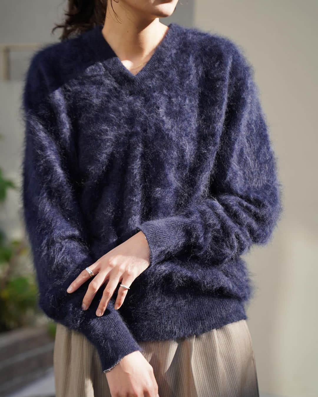 1LDKのインスタグラム：「2023年12月2日(土)発売 ⁡ 〈 MAATEE & SONS for 1LDK®︎ 〉 ⁡ “CASHMERE SHAGGY V NECK SWEATER” COL: NAVY SIZE: 2 / 3 ¥70,400 TAX IN ⁡ “カシミヤをカシミヤ以上の風合いに”をテーマに特殊な加工により製作されたシャギーVネックセーター。 ⁡ 今季限りの復活を遂げたカシミヤシャギーのクルーネックセーターをVネック仕様に変更しました。 ⁡ ネック部分は深過ぎず、浅過ぎない深さに調節する事で日常使いしやすくもシャープな印象に仕上がっております。 ⁡ ※一点一点職人による手作業での加工を行っている為、表情に個体差があります。 ⁡ ※詳細はストーリーズのリンクより本日のブログをご覧下さい。 ⁡ 着用詳細 2 / 170cm ⁡ 取扱店舗 1LDK AOYAMA ( @1ldk_aoyama ) 12:00〜 1LDK kyoto ( @1ldk_kyoto ) 11:00〜 1LDK ONLINE STORE 11:00〜 ⁡ #maateeandsons @maatee_and_sons #1ldk #1ldkaoyama #1ldkkyoto #1ldkshopofficial」