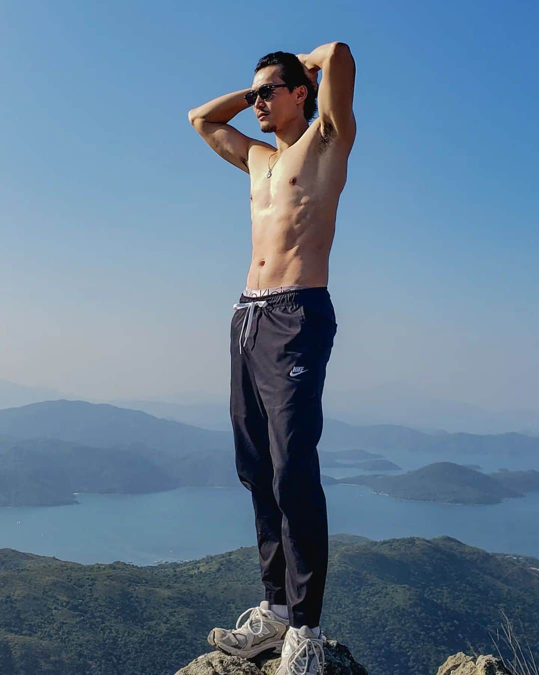 芳賀勇一のインスタグラム：「The view from 468m 久々のハイキング 香港の名峰SHARP PEAK  #hiking #mountain #hongkong #nature #ocean #model #actor #nike #香港 #登山 #ハイキング #山 #海外」
