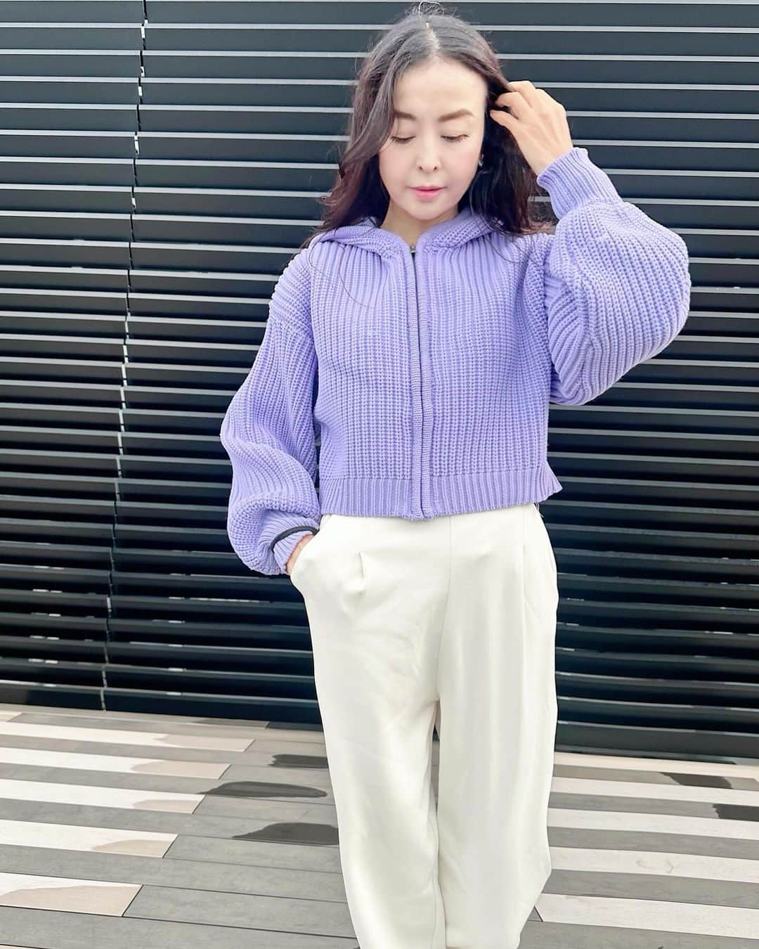 大桃美代子のインスタグラム：「パープルニットは久しぶり。  ちょっと短めに丈にしてみたら、  ヒップが気になる。  隠しがちなヒップちゃんに  緊張感を。  パンツがゆったり、柔らか生地なので、  まあ、許してね。  フード付きはPコートを着た時に出したりするとかわいい。  急に寒くなって来たので、  お身体ご自愛くださいね。  明日から12月。  顔張りましょう！  PR #oodt#fashion#winteroutfit # #Persistence #パーシエンス #Per sist ence公式アンバサダー #Persistence#aloftosakadojima」