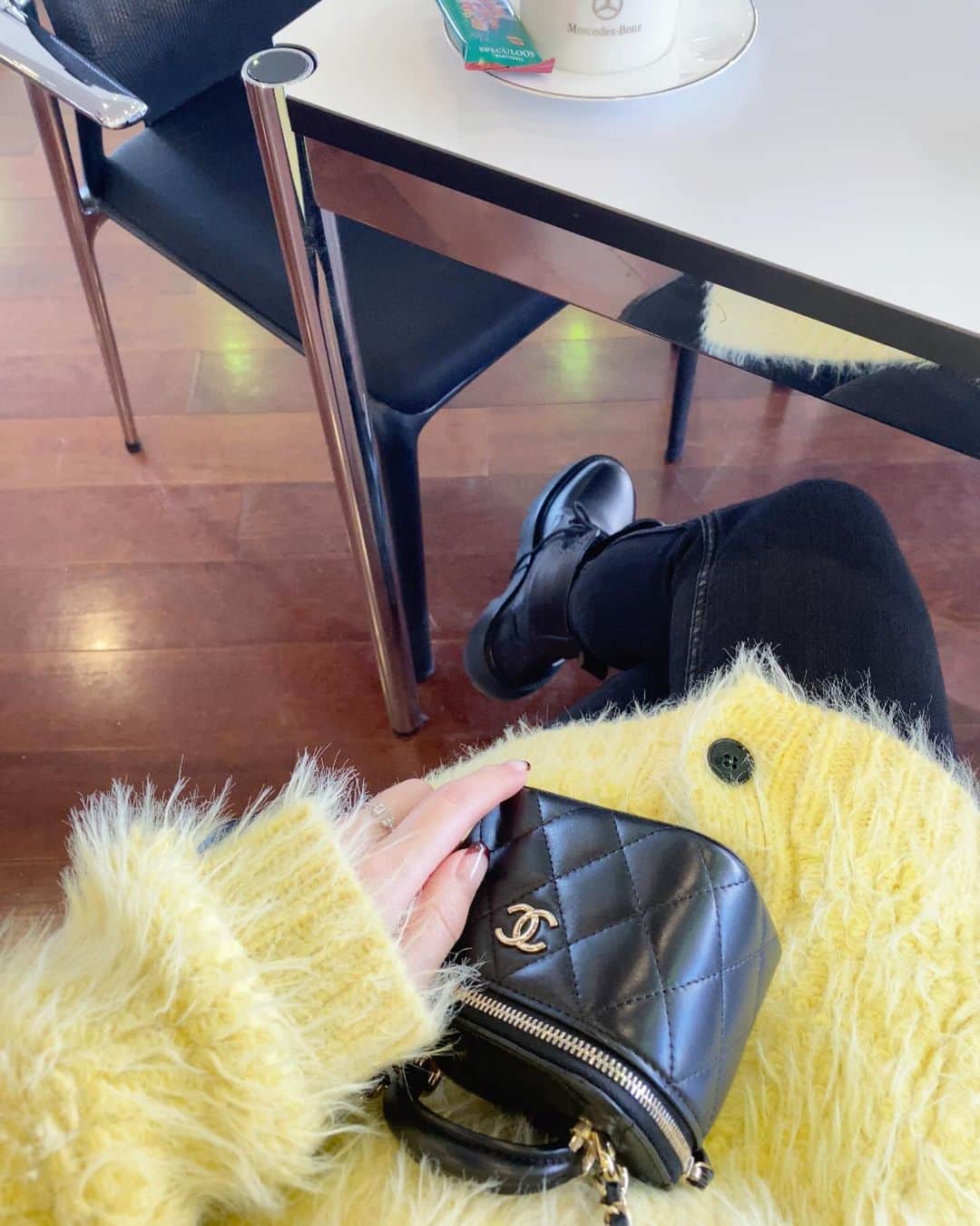 akiii031のインスタグラム：「元気出る色🐥🖤  knit @gypsohila.jpn  pants @zara  bag @chanelofficial  boots @celine」