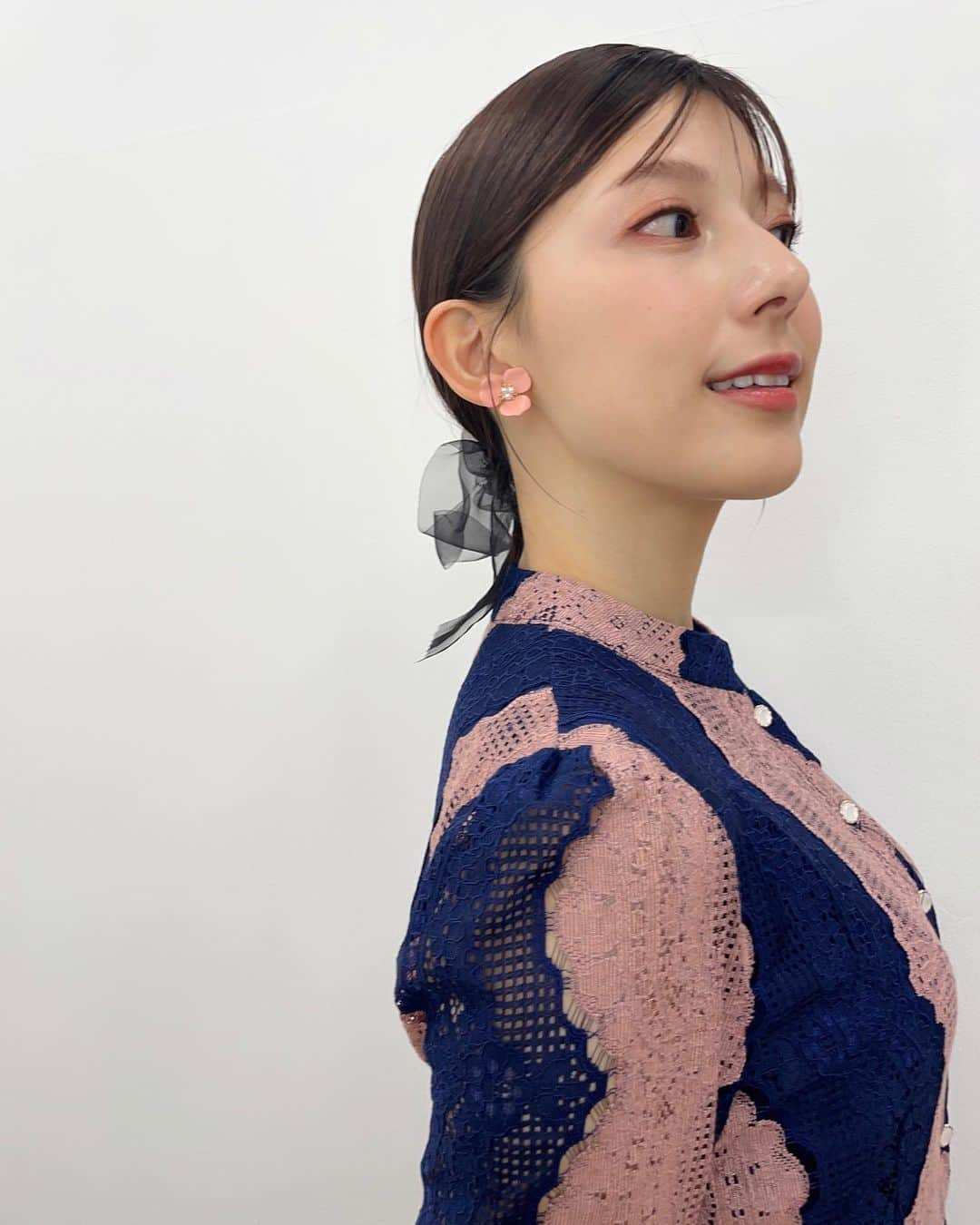 上村彩子のインスタグラム：「. . 明日から12月がスタート。 おすすめ番組を紹介するpick up! BS-TBSは こちらの衣装とメイクです。 カメラマンさんの、小学生のお子さんが見学に来ていて、 衣装に合わせたピアスを選んでくれました👏👏  気づけば今年もあと1ヶ月。 11月は寒暖差で体調を崩しかけましたが、 なんとか持ち堪えました…🤧 新しい年を迎えるまで、 元気に、健康に駆け抜けたい！😤  今月もよろしくお願いします。  #bstbs」