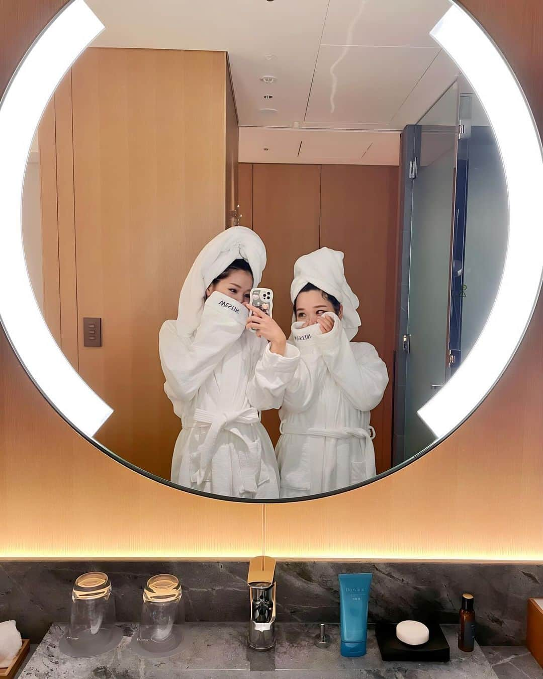 かなさんのインスタグラム写真 - (かなInstagram)「めちゃくちゃレアな子なしママ旅🧖🏻‍♀️ 綺麗なホテルで母ちゃんたち 夜中まできゃーきゃー 盛り上がって楽しすぎた🥹🩵 ． Do White+は敏感肌で悩んでる時に出会ったんだけど 美容成分91%でスキンケアみたいに やさしいジェルなのに メイクも毛穴も汚れもしっかり落ちる 医薬部外品の薬用クレンジングだよ🌿 ． W洗顔不要でコンパクトだから旅行にも持参したんだ〜🫶🏻 ． クレンジングをオイルからジェルに変えてから 肌の悩みが減ってきた✨ 楽天、amazonの口コミも良いから 見てみてね🥺💕 ． ． #女子旅#ママ旅#ホテルステイ#ホカンス#クレンジング#クレンジングジェル」11月30日 19時38分 - kana_s0130