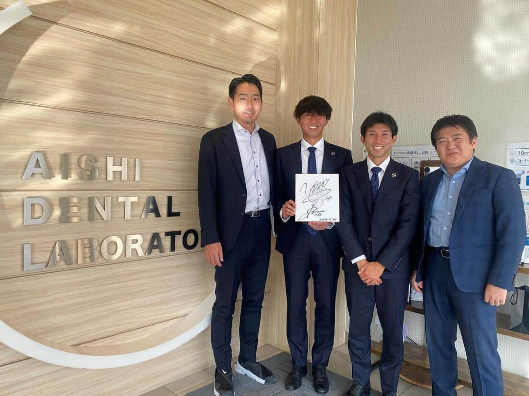 ROASSO KUMAMOTOのインスタグラム：「＼ #ロアッソ熊本 パートナー企業訪問🏢／ #株式会社愛歯（ピカッシュ）様へ #伊東俊 選手 #藤田一途 選手が今季終了のご報告とご支援への御礼で訪問させていただきました。 今シーズンの労いと来シーズンへの期待のお言葉を掛けていただきました。 愛歯様、今シーズンもご支援、ご声援ありがとうございました！」