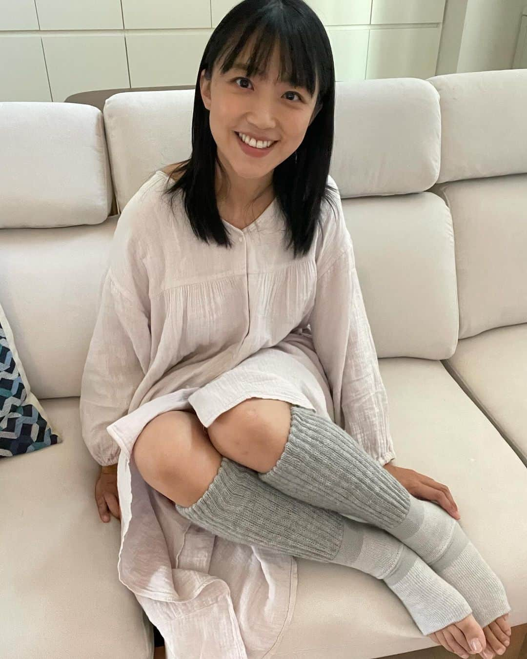 竹内由恵さんのインスタグラム写真 - (竹内由恵Instagram)「最近ぐっと冷え込んできましたね。  私は寒がりで、冷え性でもあるので、眠る時も冷え対策が欠かせません。  そんな時の強い味方がありました！  靴下の岡本さんの「まるでこたつ おやすみスイッチ」は、  なんと足先が空いているのに、  足全体がポカポカと温かくなるのです。  冬の寒い夜も、足もとが冷えることなく、気持ちよく眠りにつけます。  私のような冷え性の方にはぜひ試していただきたい！  見た目もふんわりしていて可愛いです☺️  #靴下の岡本 #おやすみスイッチ #PR」11月30日 19時42分 - yoshie0takeuchi