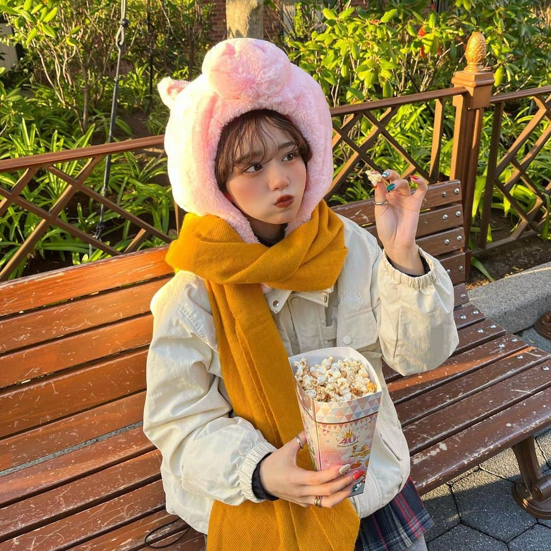 moeさんのインスタグラム写真 - (moeInstagram)「みんなディズニーのポップコーン何味がすき？？🍿♡ 迷ってハムも連れてったコーデです🐷♡笑笑」11月30日 19時42分 - m____wip