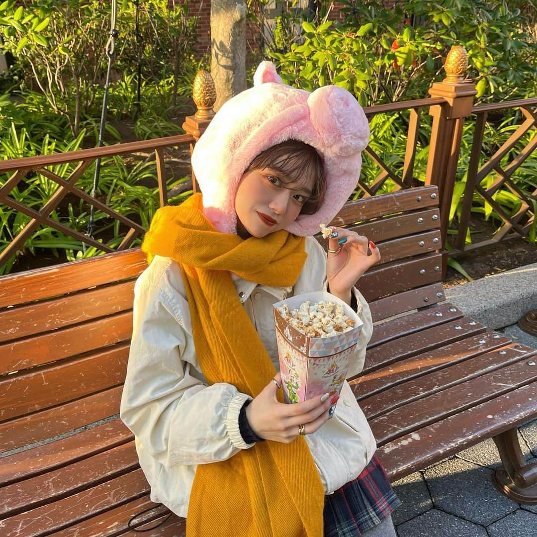 moeさんのインスタグラム写真 - (moeInstagram)「みんなディズニーのポップコーン何味がすき？？🍿♡ 迷ってハムも連れてったコーデです🐷♡笑笑」11月30日 19時42分 - m____wip