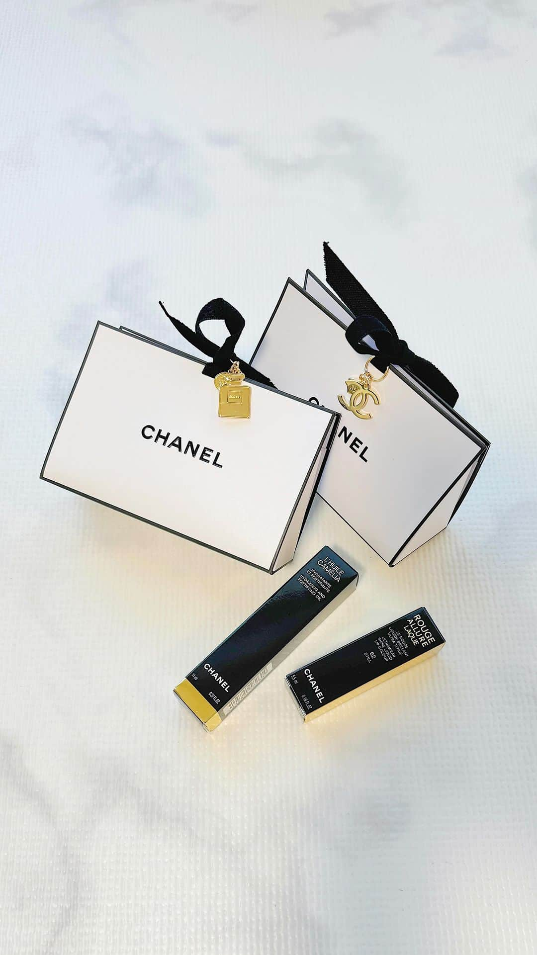 紫帆のインスタグラム：「CHANEL Beauty Haul  今ならラッピングするとチャームが ついているということで 友達へのギフトを買いに行ったついでに 一緒に自分のものも購入♡ （プラス100円でもらえるよ🥺）  ３種類から選べるんだけど私はこの２つにしたよ😘 在庫なくなったら終わりらしいので急いで〜!!🥺  リメイクしてネックレスとかにしようかな☺️  CHANEL ユイル ア オングル（ネイルオイル） ¥4,400  ホリデーシーズン🎄ギフトにとってもおすすめ！ 香りもいいし塗りやすい♡  CHANEL ルージュアリュールラック　62スティル （リクィッド リップカラー） ¥5,500  つややかなサテン仕上がりのリップで色もちもいい♡ 落ち着いたモーブベージュで秋冬にピッタリ🤎  #CHANEL #シャネル #シャネルビューティー #クリスマス #ホリデー #プレゼント#シャネルコスメ #コスメ購入品 #クリスマスプレゼント」