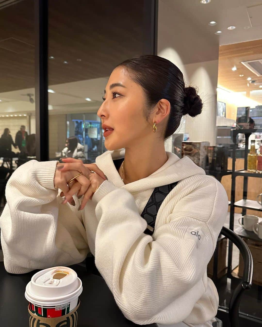 ちゃぴさんのインスタグラム：「この写真に対する皆さんからのリアクションが嬉しかったから、いっぱい載せちゃう🙈🤍  カッコつけてたけど、 スワイプしていくとどんどんと素がでてきます。🤣  💄 @makeupforever  ルージュアーティスト　ベルベットヌード109 comfort brown」