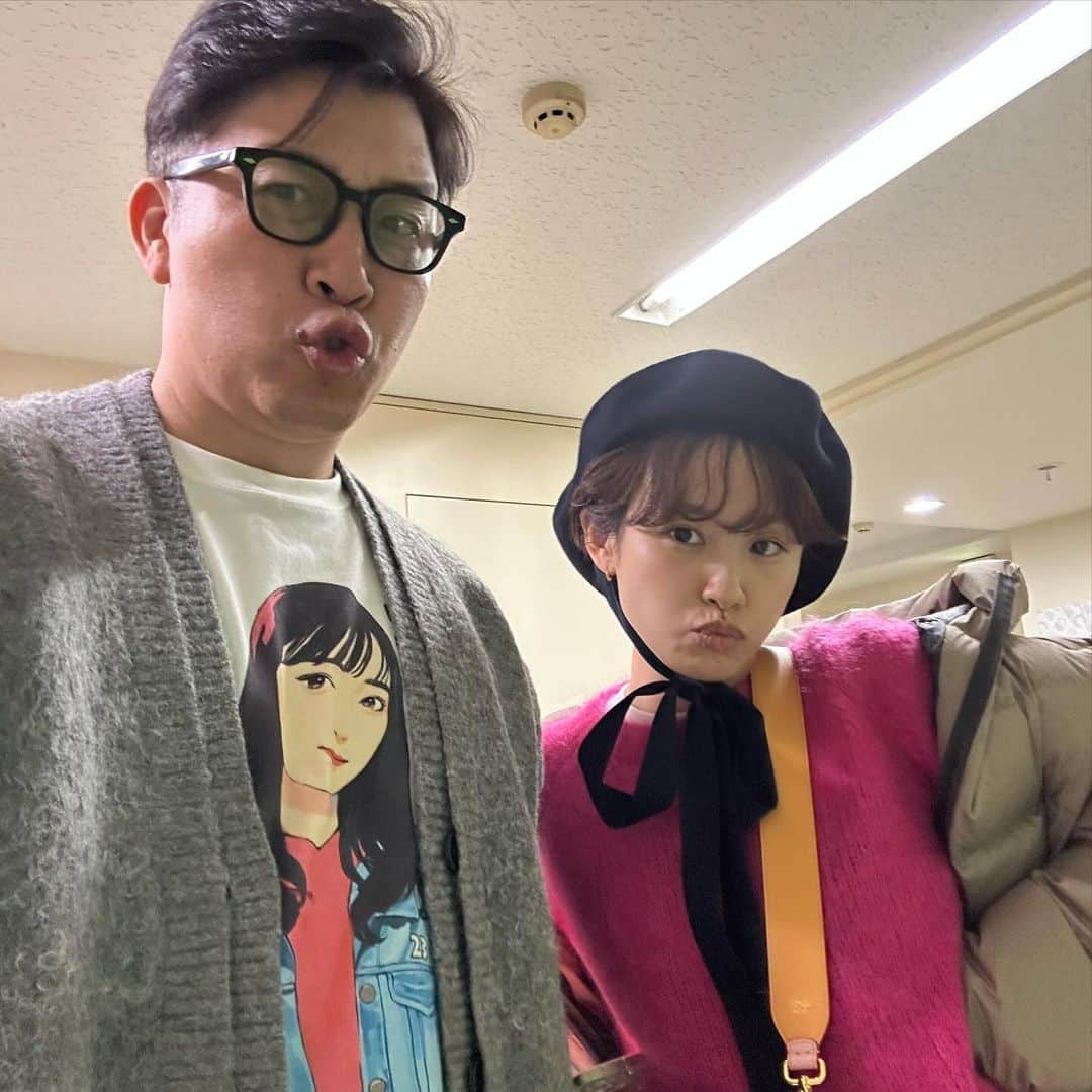 あべこうじさんのインスタグラム写真 - (あべこうじInstagram)「ㅤㅤㅤㅤㅤㅤㅤㅤㅤㅤㅤㅤㅤㅤㅤㅤㅤㅤㅤㅤㅤㅤㅤㅤㅤㅤ キラキラしていた それは その空間にいた その空間をみていた みんな キラキラしていた ㅤㅤㅤㅤㅤㅤㅤㅤㅤㅤㅤㅤㅤ ありがとう が溢れると 涙に変わるタイプなんだと 改めて思った  進んでいけることに 感謝  ふくちゃん 卒業おめでとう㊗️ ㅤㅤㅤㅤㅤㅤㅤㅤㅤㅤㅤㅤㅤ #モーニング娘23 #譜久村聖 #卒業 #お疲れ様でした #キラキラ #ハッピィ #感謝 #高橋愛 #あべこうじ #beams #ティーシャツ」11月30日 19時44分 - abe_happy