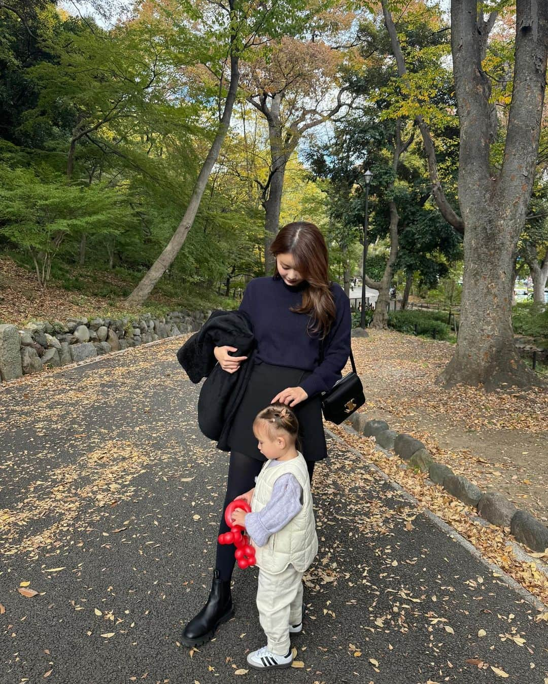 ᴱᴸᵞさんのインスタグラム写真 - (ᴱᴸᵞInstagram)「black & navy 🖤🫐 去年買ったブーツを今年は沢山履きたくて 久しぶりにミニ丈合わせ。  ミニスカートに見えるけどショートパンツだから 色々気にしなくていいし動ける◎ 間違いなく今季買ってよかったアイテム！  ニットはアニヤコラボの✨  6枚目の写真お気に入りすぎる🤣🩷」11月30日 19時54分 - diary___ely