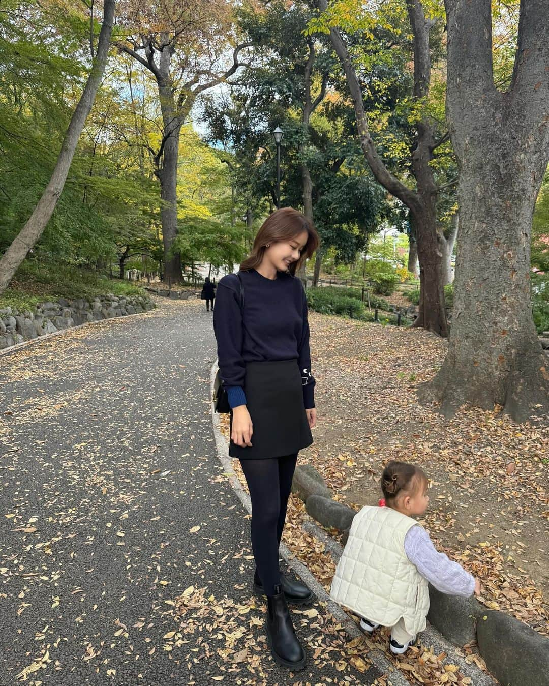 ᴱᴸᵞのインスタグラム：「black & navy 🖤🫐 去年買ったブーツを今年は沢山履きたくて 久しぶりにミニ丈合わせ。  ミニスカートに見えるけどショートパンツだから 色々気にしなくていいし動ける◎ 間違いなく今季買ってよかったアイテム！  ニットはアニヤコラボの✨  6枚目の写真お気に入りすぎる🤣🩷」