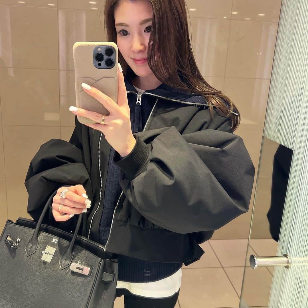 yuukii.iのインスタグラム：「ブルゾン温かいですか？と質問を沢山頂きますが 中綿入りで風を通しにくい素材なので 通常のブルゾンよりはかなり温かいです♡ もちろんダウンのようなアウターには 敵いません🙅‍♀️ @_miki0124_ は暑がりだから今日だとこのブルゾン着たらヒートテック要らずって言ってました🤣 でもたぶんそれは @_miki0124_ だけ♡笑」