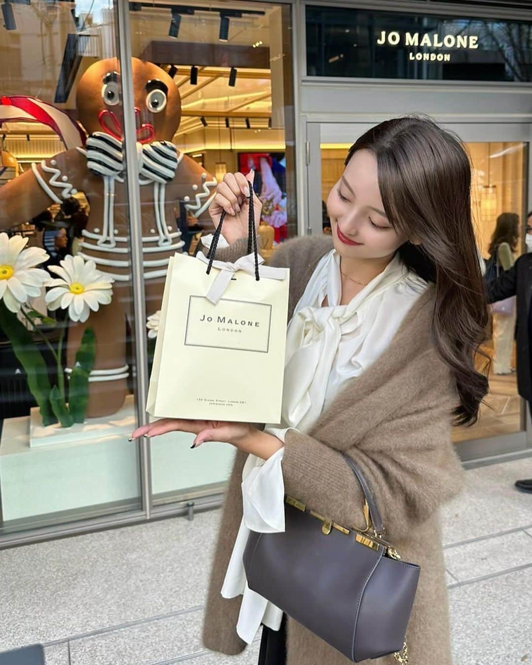 池田有里紗さんのインスタグラム写真 - (池田有里紗Instagram)「@jomalonelondon   代官山フォレストゲートの OPEN前イベントに行ってきました✨  ギフト用に好きなカラーのリボンを選んでワックススタンプを押してもらえるサービスも！ 私はGREYにしました🩶  明日からジョーマローンロンドン代官山フォレストゲートがOPENします！ぜひ行ってみてください☺️  #jomalonelondon #ジョーマローンロンドン #ジョーマローンロンドン代官山 #フォレストゲート代官山 #ForestgateDaikanyama #uniquelyyours #pr」11月30日 19時47分 - arisa.ikd