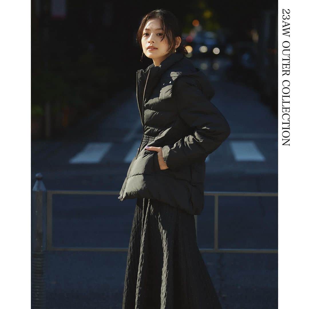 kumikyokuのインスタグラム：「- 【OUTER COLLECTION 】  シックな質感が 真冬のお出かけシーンに映える  毎年大人気のタフタ素材のショートダウンは、着ぶくれせずきれいめに着られるシルエットが好評！ボディに入れたステッチデザインがウエスト位置を高く、すっきり見せてくれワイドパンツやスカートとのバランスも取りやすいです。  - #kumikyoku #組曲#オンワード #オンワードクローゼット #23aw #冬コーデ#アウター #アウターコーデ #ダウンコート #ダウン �」