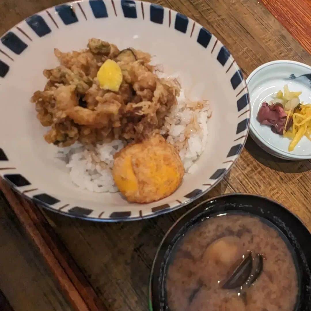 近藤淳子さんのインスタグラム写真 - (近藤淳子Instagram)「葉山にて。 天ぷらをおつまみに、新酒を。  天ぷらの朗らかに揚がる音から生まれてくるのは 口福。  鮎の卵の食感、程よいうま苦さ... 天ぷらという技術で、鮎の生命を瑞々しく活かしている。  天ぷら屋さんに来ると なぜだか大人の階段を登れたような気がします（笑）  #天康  #葉山  #日本酒のおつまみ  #〆は天丼」11月30日 19時48分 - kondo_junko_