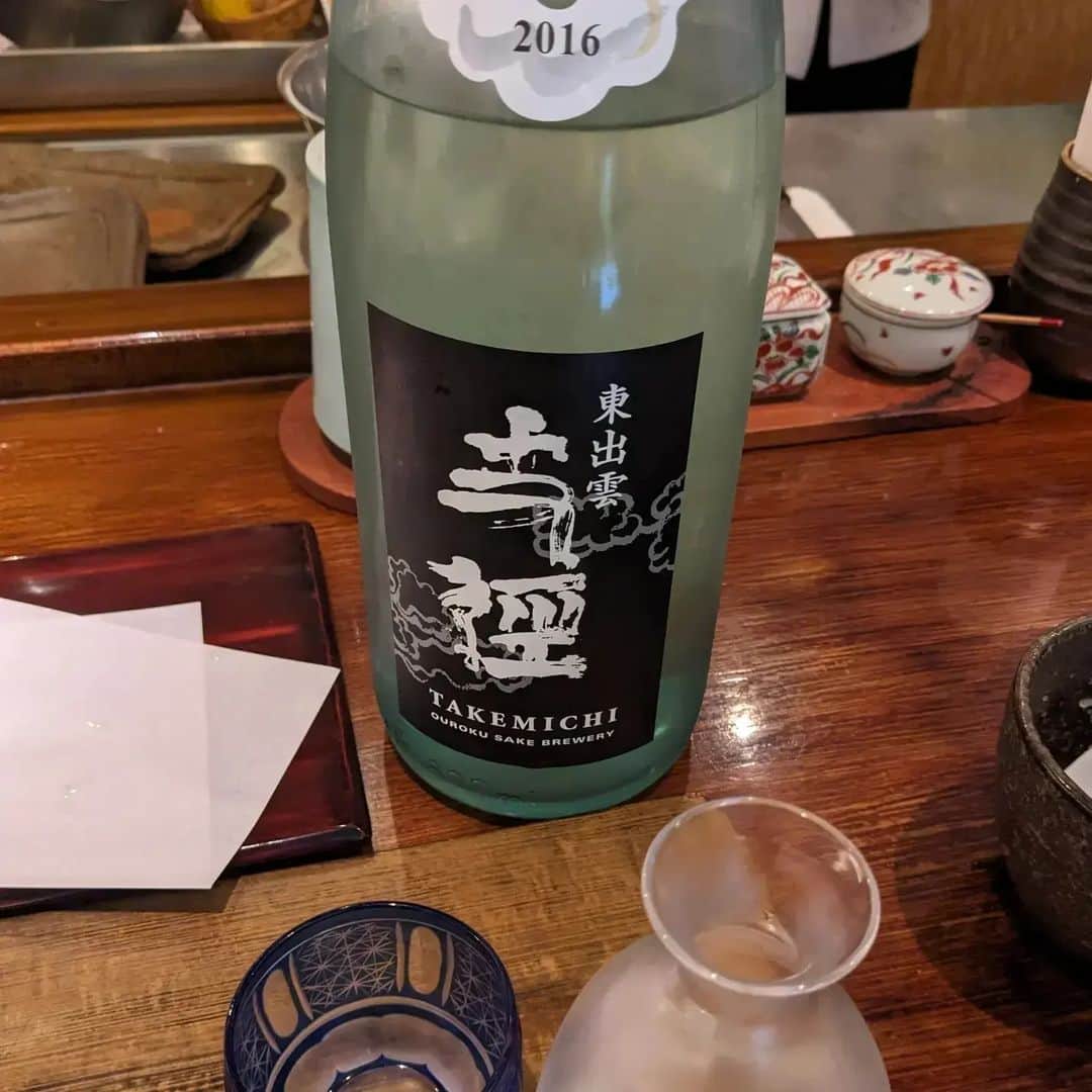 近藤淳子さんのインスタグラム写真 - (近藤淳子Instagram)「葉山にて。 天ぷらをおつまみに、新酒を。  天ぷらの朗らかに揚がる音から生まれてくるのは 口福。  鮎の卵の食感、程よいうま苦さ... 天ぷらという技術で、鮎の生命を瑞々しく活かしている。  天ぷら屋さんに来ると なぜだか大人の階段を登れたような気がします（笑）  #天康  #葉山  #日本酒のおつまみ  #〆は天丼」11月30日 19時48分 - kondo_junko_