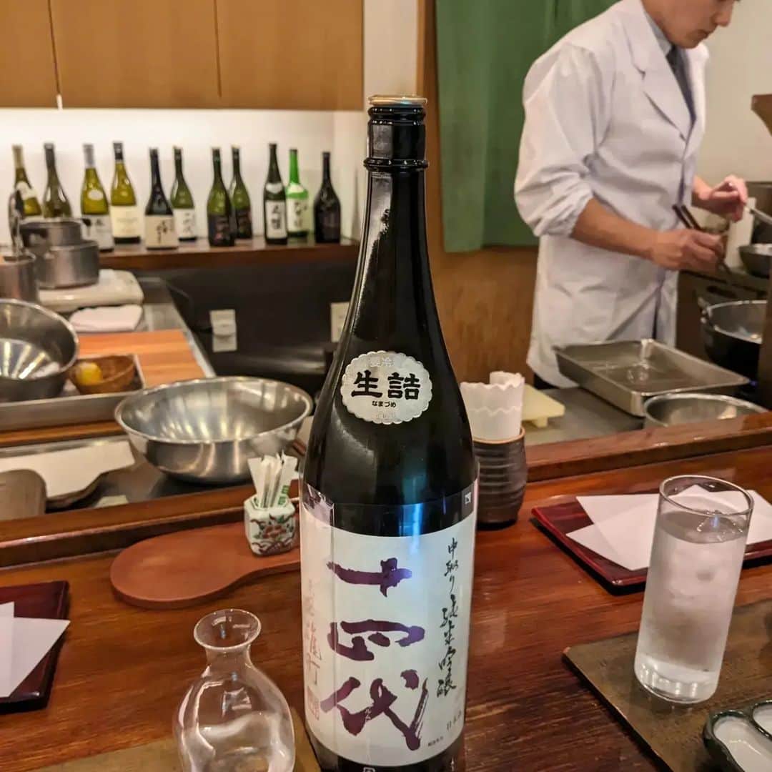 近藤淳子さんのインスタグラム写真 - (近藤淳子Instagram)「葉山にて。 天ぷらをおつまみに、新酒を。  天ぷらの朗らかに揚がる音から生まれてくるのは 口福。  鮎の卵の食感、程よいうま苦さ... 天ぷらという技術で、鮎の生命を瑞々しく活かしている。  天ぷら屋さんに来ると なぜだか大人の階段を登れたような気がします（笑）  #天康  #葉山  #日本酒のおつまみ  #〆は天丼」11月30日 19時48分 - kondo_junko_