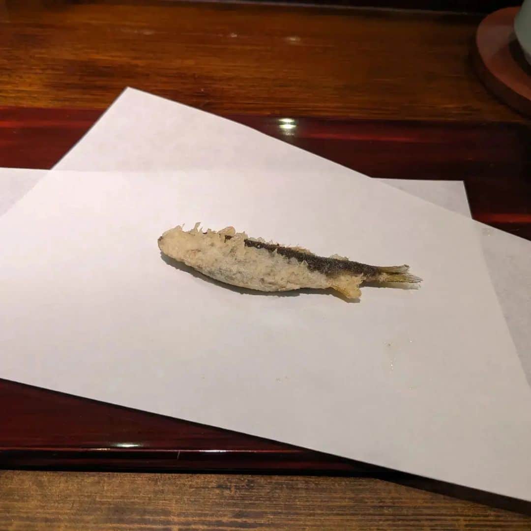 近藤淳子さんのインスタグラム写真 - (近藤淳子Instagram)「葉山にて。 天ぷらをおつまみに、新酒を。  天ぷらの朗らかに揚がる音から生まれてくるのは 口福。  鮎の卵の食感、程よいうま苦さ... 天ぷらという技術で、鮎の生命を瑞々しく活かしている。  天ぷら屋さんに来ると なぜだか大人の階段を登れたような気がします（笑）  #天康  #葉山  #日本酒のおつまみ  #〆は天丼」11月30日 19時48分 - kondo_junko_