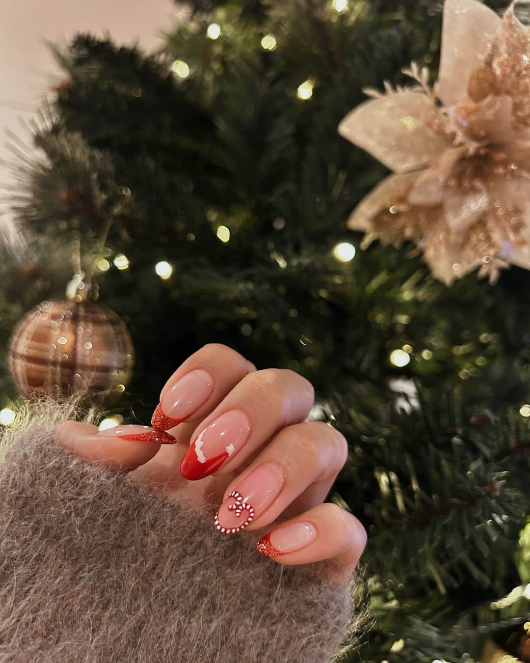 REONAのインスタグラム：「可愛すぎるクリスマスネイル🎄💅❤️🤍  クリスマスネイルって子供っぽくなりそうでやるか迷ったけどさりげない感じで大人っぽく仕上げてくれた🎅🎁❤️🤍 クリスマス大好き🤤🎄  いつも神業ありがとう💅 @crescemt._y」