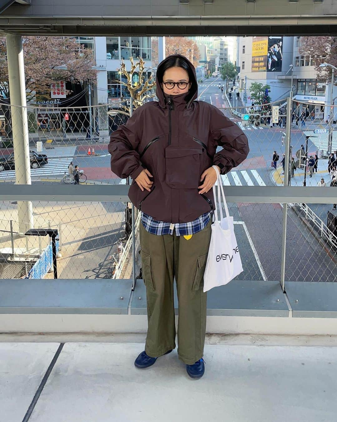 田中シェンのインスタグラム：「. トラブルにはなぜかラブが入っている🥷💕  Coat @acronym.gmbh Shirts @dickies  Pants #used  Shoes @adidasoriginals  Bag @everyone.tokyo  Glasses @guepard_jp   11月の最後に新宿で初寄席を見れたのと、 神田伯山さんの生の輝きが違ったのと、 でも、ねずっちさんが出た時、 が1番テンションあがった自分に驚きました😎笑 爆笑かっさらってました‼️  その後、ゆりやんレトリィバァさんを見かけて 走って「大好きです」って握手してもらったの🤝 お手手暖かかったー‼️ 11月、思い残すことはないです🙏🏻  本日は渋谷へ〜！  __________________________________  #渋谷ランチ部  @tokyo.tarako  __________________________________  宮益坂の交差点すぐにあるこちら💁🏻‍♀️ いつも隣の薬局で皮膚科のお薬をもらってて すごい行列だから興味がって訪問しました。 この日はラッキーだったのか、開店後すぐ入れた‼️ 列も5組くらいだったのでやっぱ平日が狙い目 かもしれません🤔💭 動画ではまったく言えてなかったけど 「たらこ昆布の旨煮と出汁のスパゲッティ」を 注文しました🥷🍝　混ぜて食べるスタイル。 個人的には出汁スープ入れてからの方が好きかも‼️ 単純に外が寒いので暖まってさらに美味しく感じたの かもね🤣　ちなみにたらこ触れないので たらこスパは外食専用です😎 (セブンのたらこスパも美味い) __________________________________  #渋谷カフェ巡り  @hatou_coffee_shibuya  __________________________________  こちらもいつも行列でシクシク諦めてた喫茶店。 今日は待ちなし！どうしたの？！ 今年の運使い果たしたのかな？😨と 思うほどラッキーな一日でした。 オレグラッセ、と、チーズケーキを注文🍰 ほろやかな苦味、美味しい(語彙力) いや、本当に好きなんですよ、混ぜないで飲む派。 チーズケーキも程よい濃厚さで上品。 田中が席を立つころには隣の席に両親初顔合わせ なカップルが緊張して座ってました👫 心の中で精一杯パワー送りました。 とても素敵な空間だった〜✨ __________________________________ #茶亭羽當  @hatou_coffee_shibuya  No place like this to call “oasis” in SHIBUYA. It’s a totally different atmosphere. Time goes slowly and amazingly relaxing. I can stay here all day and have my au lait glace ☕️ Why not a breat After busy sight seeing in Shibuya. Honestly A best cafe ! I  __________________________________ #渋谷ごはん #渋谷ランチ🍴  #宮益坂グルメ #宮益坂ランチ  #渋谷さんぽ #渋谷デート  #アクロニウム #acronymlook #テック系  #techfashion #goretexjacket  #streetchicfashion #hightechfashion  #ゴープコア  #adidasfootballshoes  #ストリートコーデメンズ #日本旅行✈️  #東京観光🗼 #東京旅行✈️  #가을패션추천 #여자코디 #셀피 #셀카  #맛집 #먹방 #패션스타그램일상」