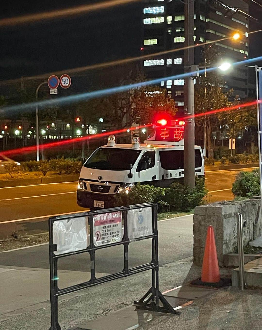 セルライトスパ大須賀さんのインスタグラム写真 - (セルライトスパ大須賀Instagram)「今日は森ノ宮ネタライブでした。  その前にクレーンゲームをしました。  肘が棒に引っかかってるだけのホワイトタイガーでした。  アームの握力は０でしたが、とても楽しかったです。  劇場に僕らのM-1ワイルドカード意気込み動画に映っている疑いのかかっているパーティーパーティーきむきむがいました。  本人にその事を聞いてみたら左手をギュッと握り、髪の毛がわさわさと動き出しました。  可哀想なのでそれ以外は問い詰めませんでした。  田津原理音さんがネタ中に事故級の変な滑り方をしてました。  ライブ終わり外に出ると事故現場の扱いにされていてクスっとしました。  いいねちょうだい。」11月30日 19時51分 - spa_osuka