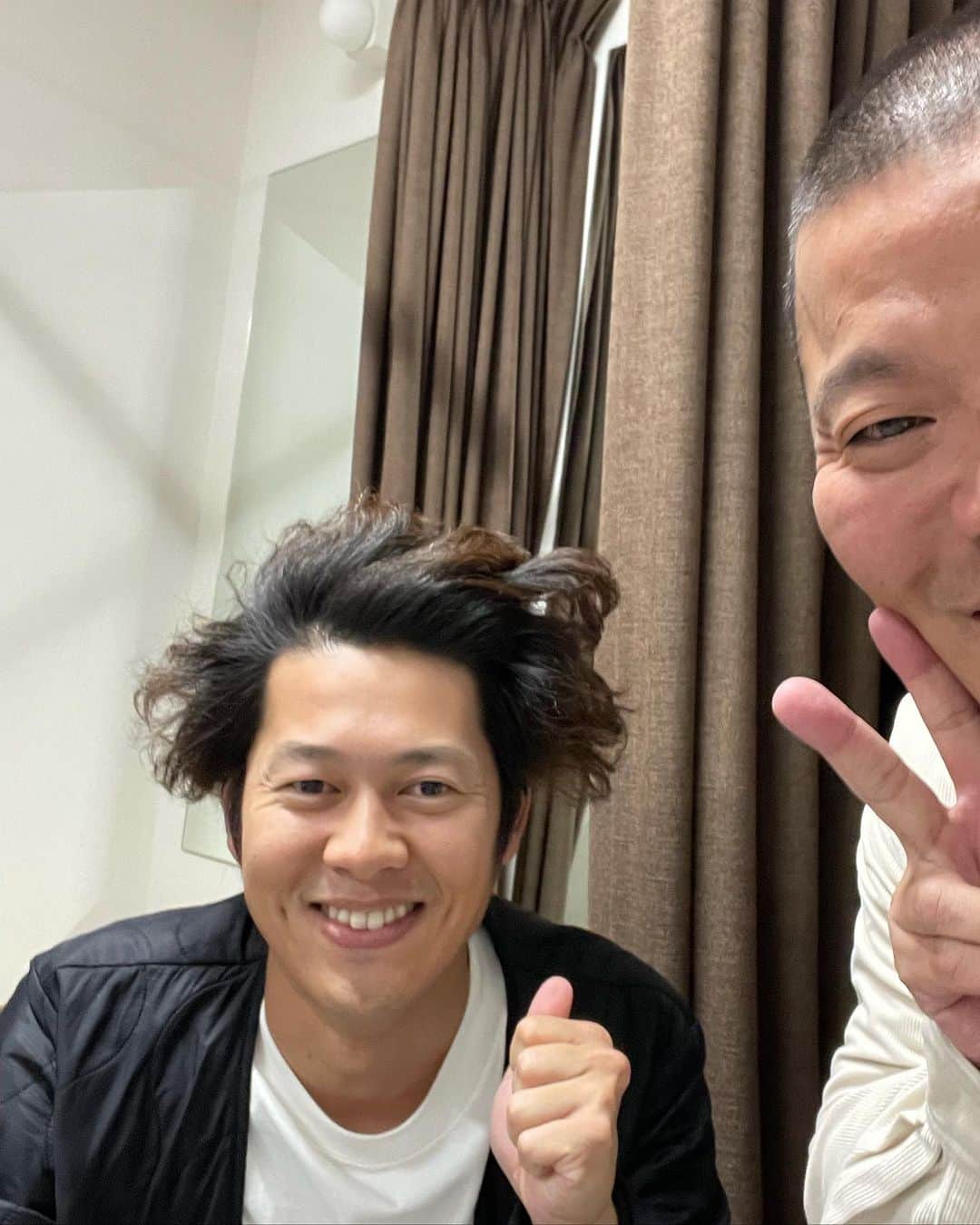 セルライトスパ大須賀さんのインスタグラム写真 - (セルライトスパ大須賀Instagram)「今日は森ノ宮ネタライブでした。  その前にクレーンゲームをしました。  肘が棒に引っかかってるだけのホワイトタイガーでした。  アームの握力は０でしたが、とても楽しかったです。  劇場に僕らのM-1ワイルドカード意気込み動画に映っている疑いのかかっているパーティーパーティーきむきむがいました。  本人にその事を聞いてみたら左手をギュッと握り、髪の毛がわさわさと動き出しました。  可哀想なのでそれ以外は問い詰めませんでした。  田津原理音さんがネタ中に事故級の変な滑り方をしてました。  ライブ終わり外に出ると事故現場の扱いにされていてクスっとしました。  いいねちょうだい。」11月30日 19時51分 - spa_osuka