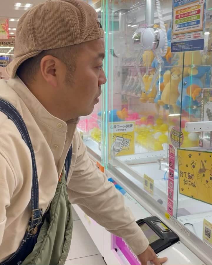 セルライトスパ大須賀のインスタグラム：「今日は森ノ宮ネタライブでした。  その前にクレーンゲームをしました。  肘が棒に引っかかってるだけのホワイトタイガーでした。  アームの握力は０でしたが、とても楽しかったです。  劇場に僕らのM-1ワイルドカード意気込み動画に映っている疑いのかかっているパーティーパーティーきむきむがいました。  本人にその事を聞いてみたら左手をギュッと握り、髪の毛がわさわさと動き出しました。  可哀想なのでそれ以外は問い詰めませんでした。  田津原理音さんがネタ中に事故級の変な滑り方をしてました。  ライブ終わり外に出ると事故現場の扱いにされていてクスっとしました。  いいねちょうだい。」