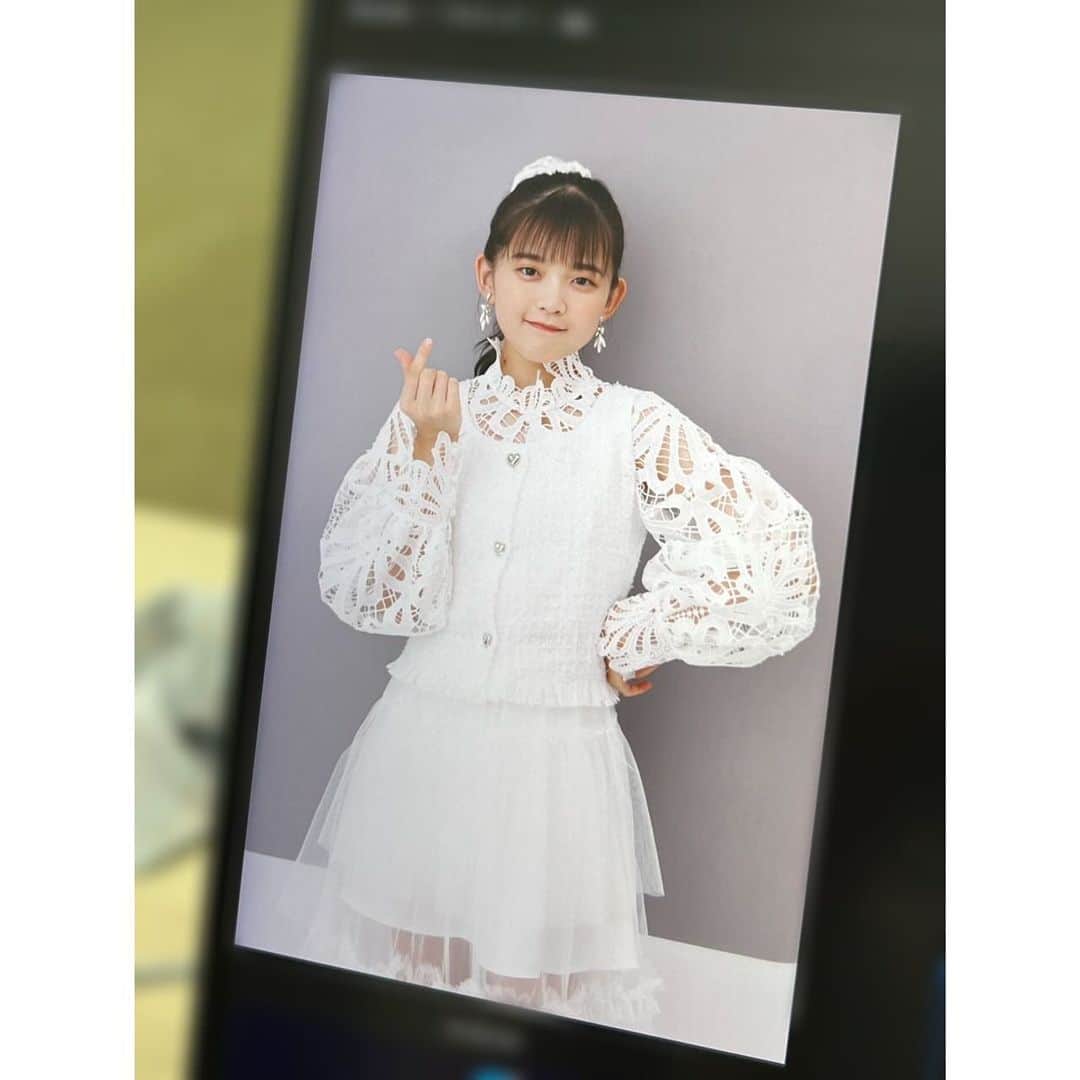ANGERMEのインスタグラム：「. こんばんは！#松本わかな です🙉  『アンジュルム コンサートツアー 2023秋11人のアンジュルム』  で、着ていたメンカラ衣装！🤍🤍🤍  お気に入りです🥰  #ANGERME #アンジュルム」