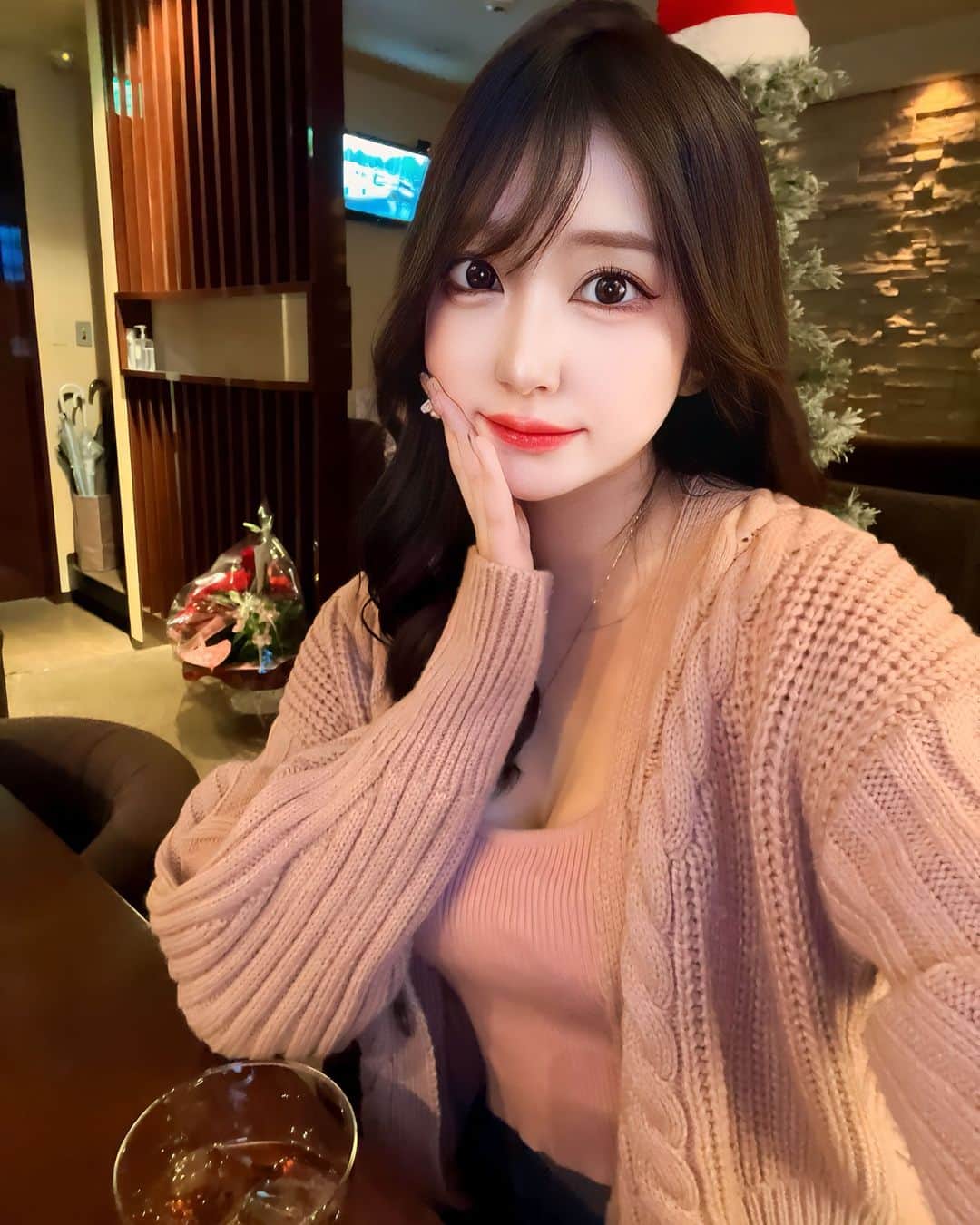 雛咲のあのインスタグラム：「. . 一人で BARで飲むカッコイイお姉さんになりたい😂💖 . . 11月最終日です🥹 このまま1位で駆け抜けていたいです💦 どうかどうか よろしくお願いします🙇‍♀️ 皆様おひとりおひとりの お力が必要です🥲🫶❤️ 1時間でもいいので よろしくお願いします✌️🧡 . . 雛咲のあ.」