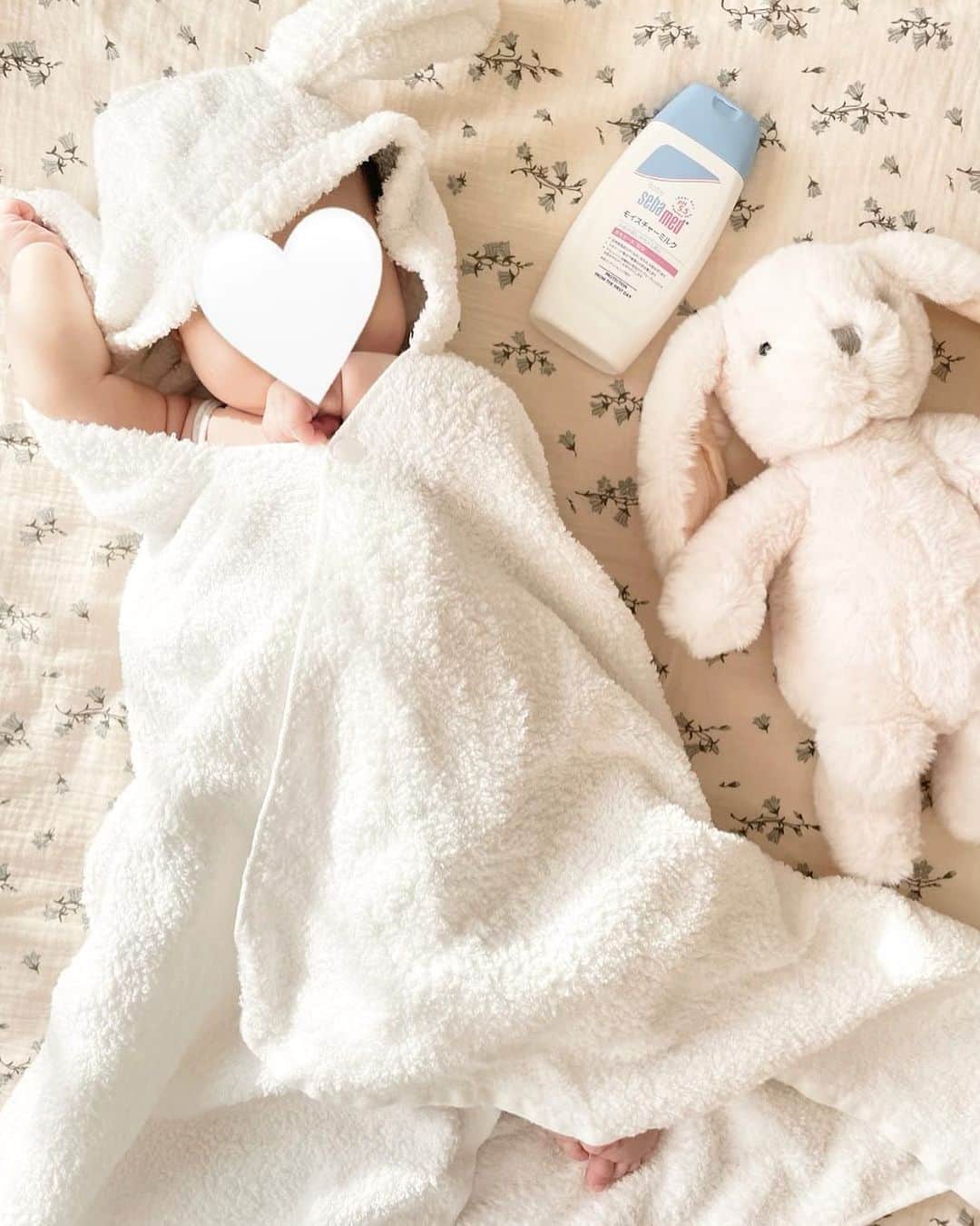 伊藤沙織さんのインスタグラム写真 - (伊藤沙織Instagram)「寒くなってきて、娘の肌も乾燥しがちに🍂  赤ちゃんってとても敏感肌ですぐ赤くなっちゃいますよね、、👶🏻 どんな保湿剤がいいかな〜と試行錯誤していた時に出会ったのがセバメドのベビースキンケアシリーズ🧴🤍 @babysebamed__japan  こちらのモイスチャーミルクは、みずみずしいテクスチャーで健やかなすべすべ肌に整えてくれます🕊  もちろん、顔と体にも使えます🤍  赤ちゃんの時期から保湿をしっかりして肌の基礎をつくることが大切と聞いたので、心がけていきたいと思います🫶  #PR #ベビーセバメド #pH5_5 #ベビーローション #sebamed #ベビースキンケア #セバメド #出産準備 #アトピー #pHスキンケア #皮膚常在菌」11月30日 19時53分 - saori__ito