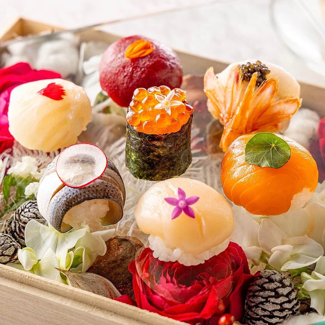 ヒルトン東京さんのインスタグラム写真 - (ヒルトン東京Instagram)「雪を思わせる白い花やふわふわなコットンフラワー、鮮やかな赤い花や松ぼっくりを配した木箱に、花のつぼみを思わせる可憐な手毬寿司が鮮やかに並びます🍣✨ 【開催情報】期間  2023年12月4日（月）～2024年3月3日（日） 時間  11:30–15:00 (L.O.14:30) 【要予約 / 1日限定12食】 場所  日本料理「十二颯」（2階）  Delight in some exquisite, handcrafted temari sushi, beautifully presented in an ornate wooden box alongside a charming, aesthetically enchanting floral arrangement of delicate white flowers, vibrant blossoms, and cute little pinecones 🍣✨  Dates:  December 4th - March 3rd Hours:  11:30 - 15:00 (last order at 14:30) Location:  Junisoh  #ヒルトン #ヒルトン東京 #hilton #hiltontokyo #ホテル #hotel #ホテル女子会#冬の味覚 #Tokyorestaurant#tokyofood#tokyofoodie#手毬寿司#お寿司#sushi#十二颯#てまり寿司#冬ランチ#ランチ#東京ランチ」11月30日 20時03分 - hiltontokyo