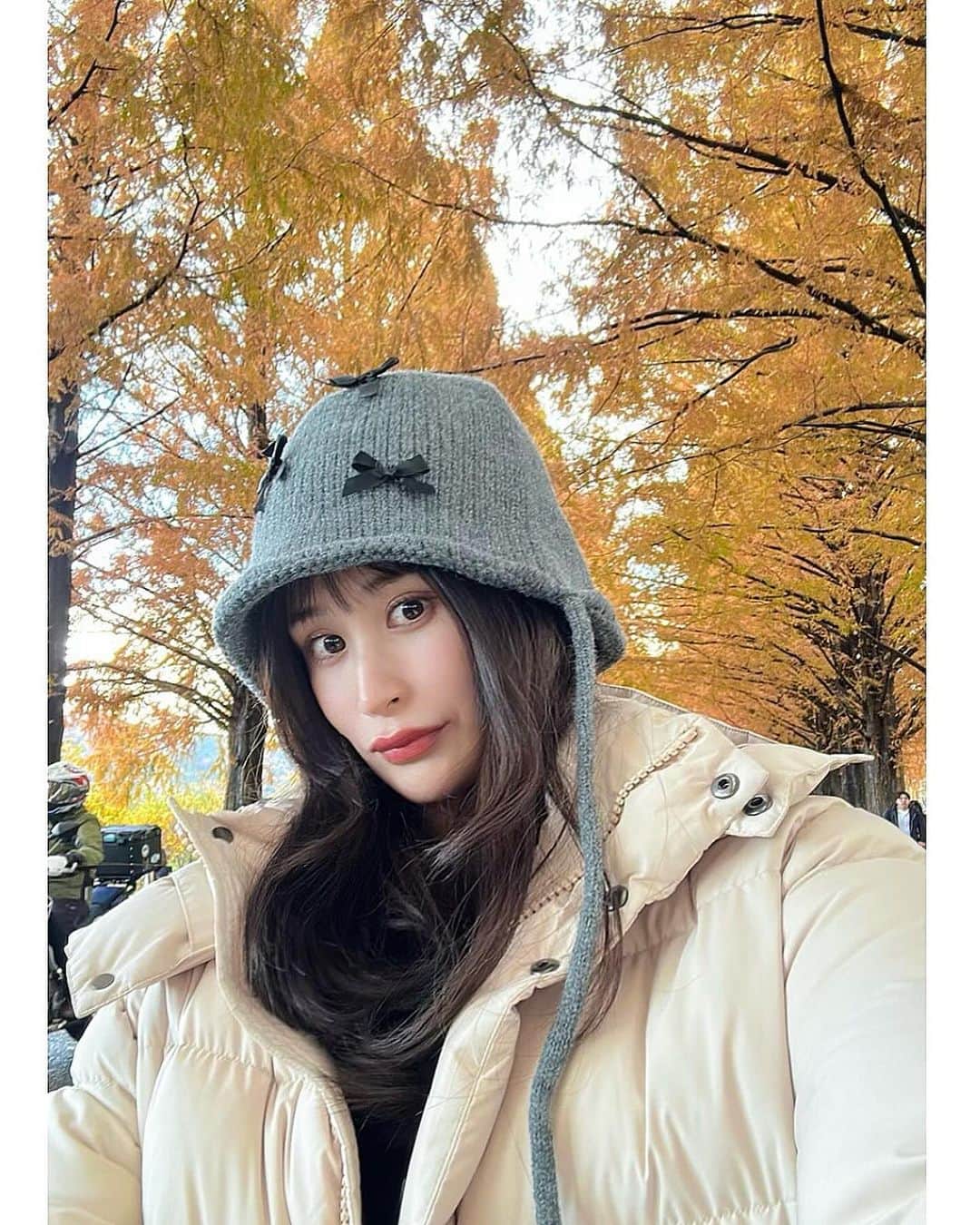 都築青空さんのインスタグラム写真 - (都築青空Instagram)「滋賀のメタセコイヤ並木🍁 今年暖かいからまだ早かったかなぁ、、 娘は紅葉とは別の草むらに走って行きました(なぜ)  帽子 @shein  🔍【24832609】  試すたび、好きが見つかる。届くたび、好きが増えてく。 SHEIN 割引クーポン番号：EBSJP026 割引率：15%OFF、6,000円以上は20%OFF 利用期限：〜12月末日  #SHEINGoodFinds#SHEIN冬の感謝祭#SHEINforAll #loveshein #ad #saveinstyle #メタセコイヤ並木 #滋賀観光 #マキノ町 #マキノ町メタセコイア並木」11月30日 21時25分 - aozora723