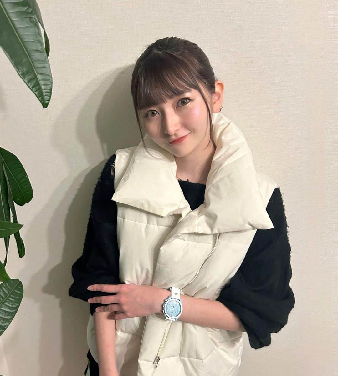 尾形春水さんのインスタグラム写真 - (尾形春水Instagram)「今年も変わらずトレンドのダウンベストを最近げっと(^-^) ニットだけだと寒い日に大活躍🧶  パーカーに合わせてカジュアルでも、ニットとかスカート合わせで綺麗めにも色んなスタイルで使えるよん！  @__ada.official__  #ジップ付き高機能ダウンベスト #ada. #エイダ #エイダコーデ #タイアップ #ZOZO #ZOZOTOWN  #ZOZOTOWN購入品 #ベスト #ダウンベスト #キルティング #冬アウター #冬服コーデ #冬コート #ダウンジャケット #ミニスカコーデ #モノトーンコーデ #プチプラコーデ #160cm」11月30日 20時03分 - harunaogatajp