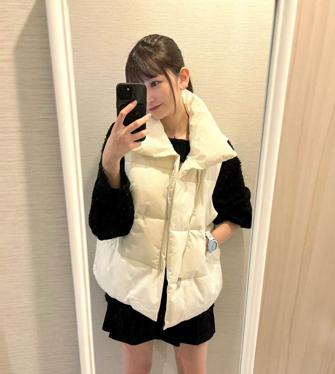 尾形春水さんのインスタグラム写真 - (尾形春水Instagram)「今年も変わらずトレンドのダウンベストを最近げっと(^-^) ニットだけだと寒い日に大活躍🧶  パーカーに合わせてカジュアルでも、ニットとかスカート合わせで綺麗めにも色んなスタイルで使えるよん！  @__ada.official__  #ジップ付き高機能ダウンベスト #ada. #エイダ #エイダコーデ #タイアップ #ZOZO #ZOZOTOWN  #ZOZOTOWN購入品 #ベスト #ダウンベスト #キルティング #冬アウター #冬服コーデ #冬コート #ダウンジャケット #ミニスカコーデ #モノトーンコーデ #プチプラコーデ #160cm」11月30日 20時03分 - harunaogatajp