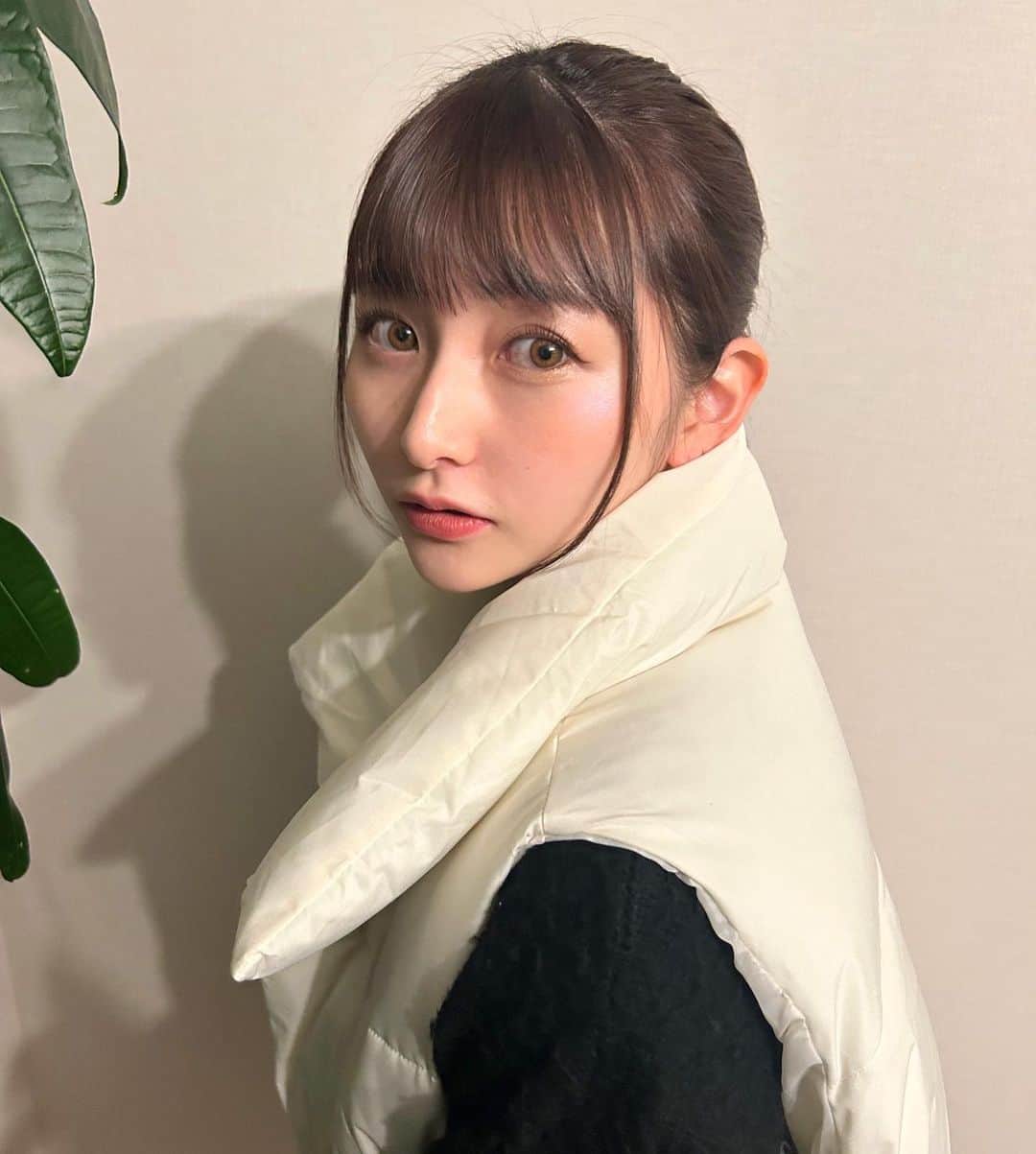 尾形春水さんのインスタグラム写真 - (尾形春水Instagram)「今年も変わらずトレンドのダウンベストを最近げっと(^-^) ニットだけだと寒い日に大活躍🧶  パーカーに合わせてカジュアルでも、ニットとかスカート合わせで綺麗めにも色んなスタイルで使えるよん！  @__ada.official__  #ジップ付き高機能ダウンベスト #ada. #エイダ #エイダコーデ #タイアップ #ZOZO #ZOZOTOWN  #ZOZOTOWN購入品 #ベスト #ダウンベスト #キルティング #冬アウター #冬服コーデ #冬コート #ダウンジャケット #ミニスカコーデ #モノトーンコーデ #プチプラコーデ #160cm」11月30日 20時03分 - harunaogatajp
